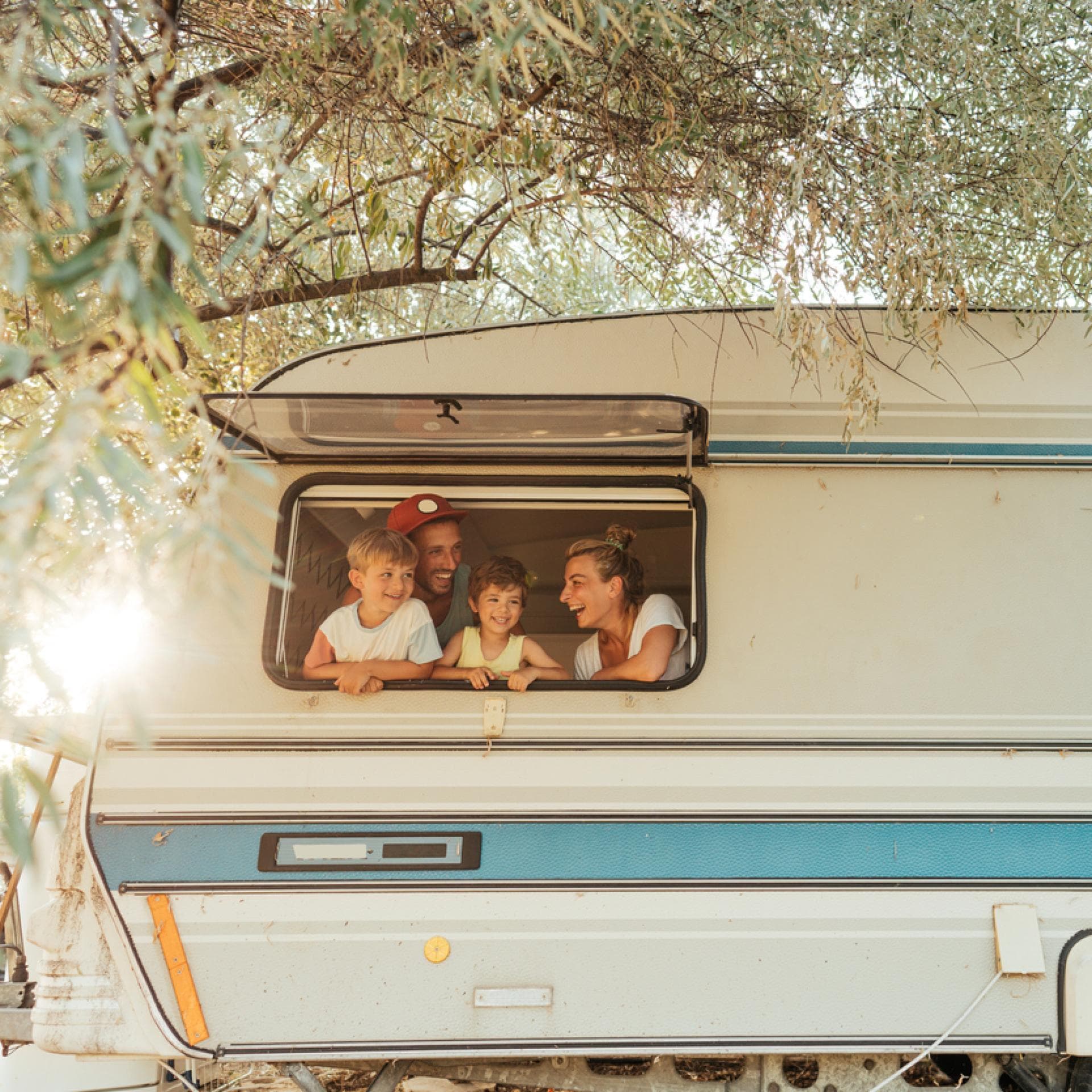 Familie schaut aus Wohnmobil-Fenster