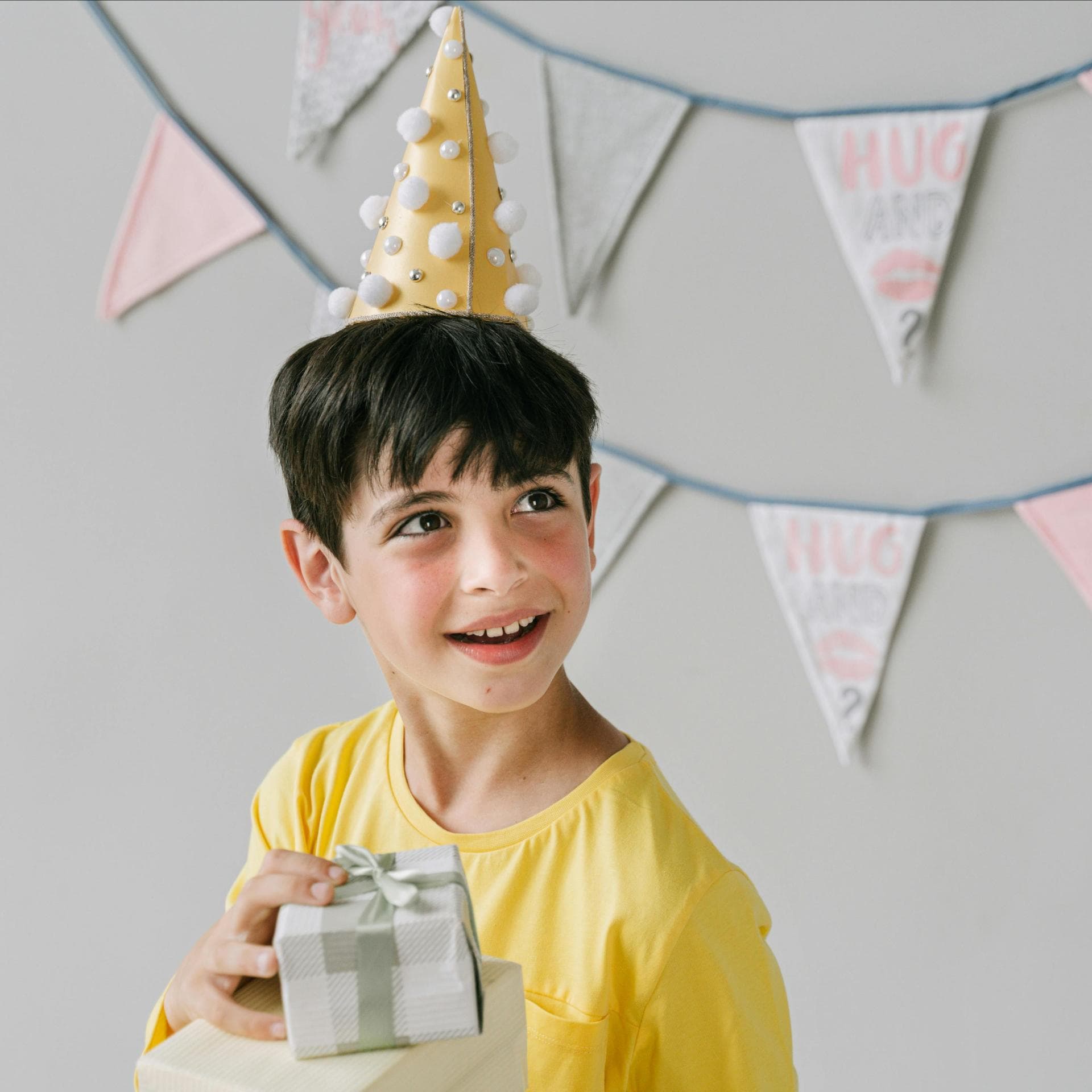 Ein Junge, der Geburtstag feiert
