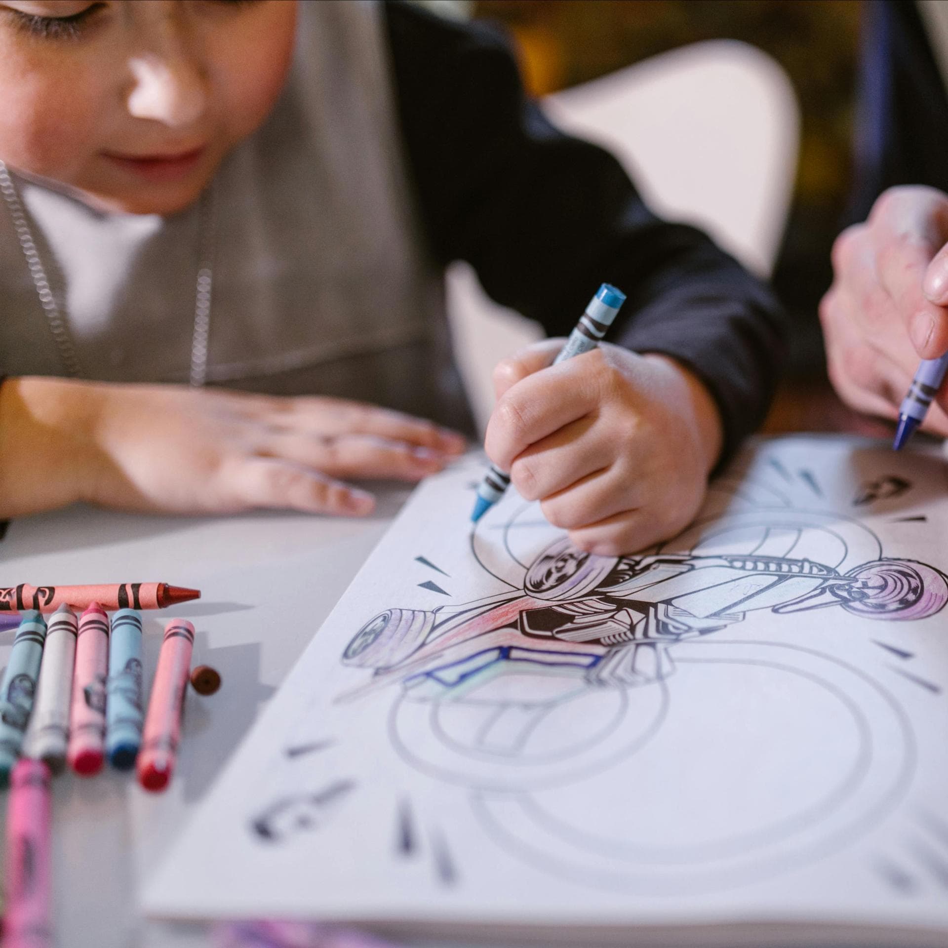 Kinder malen mit Wachsmalstiften 