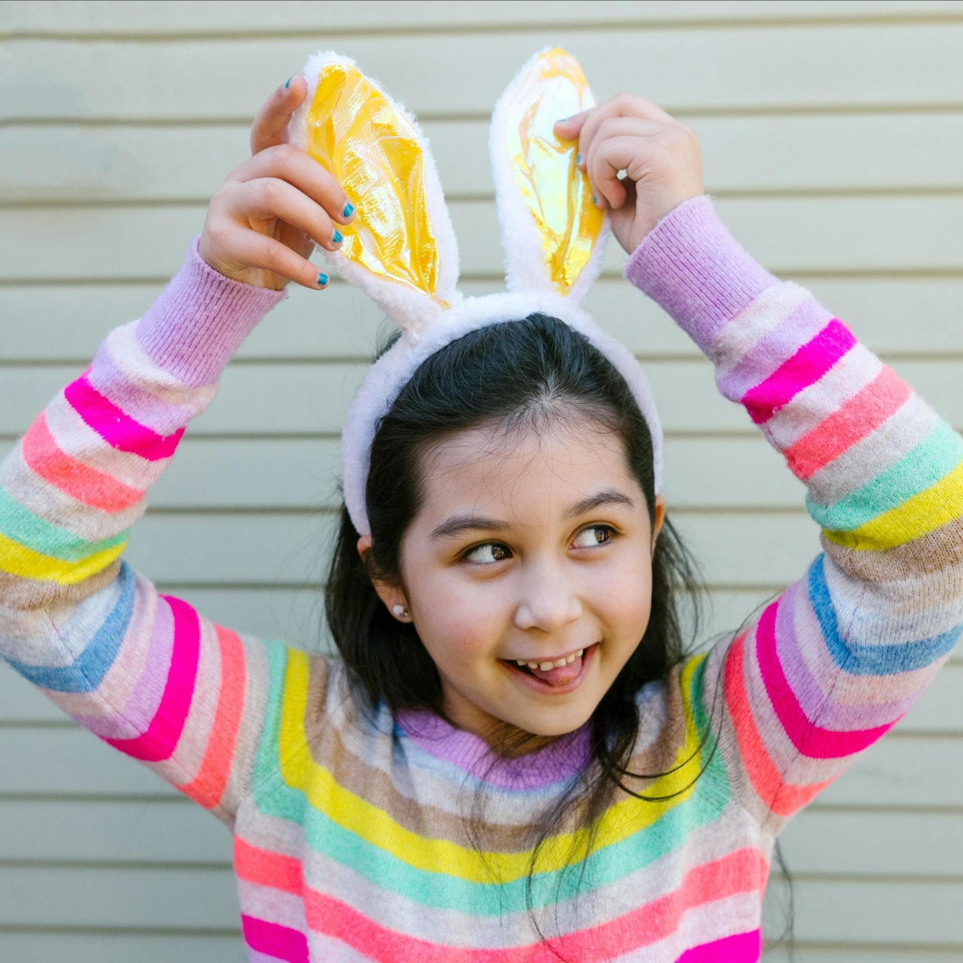 Ein Mädchen mit lustigen Osterhasenohren