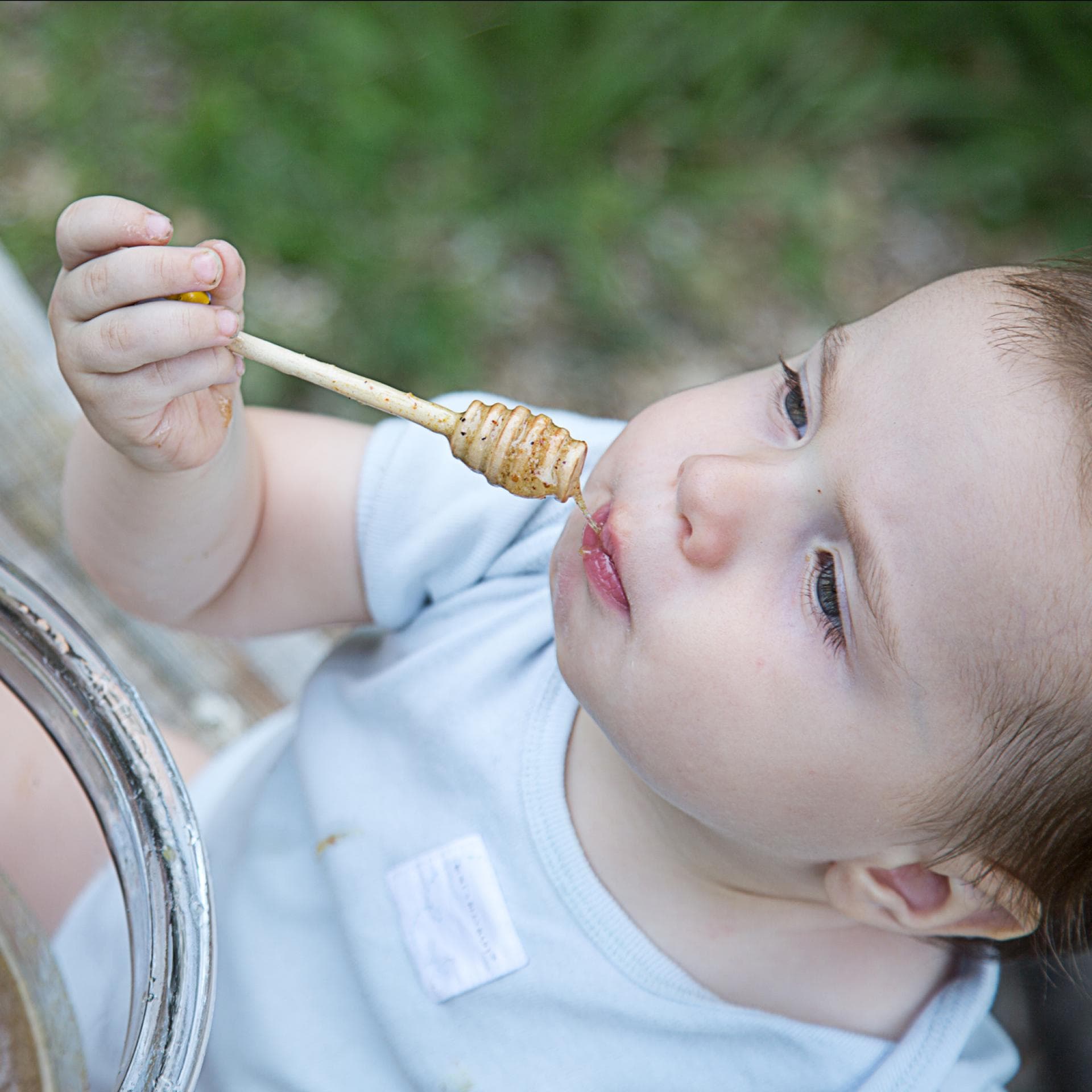 Ein Baby, das Honig isst.