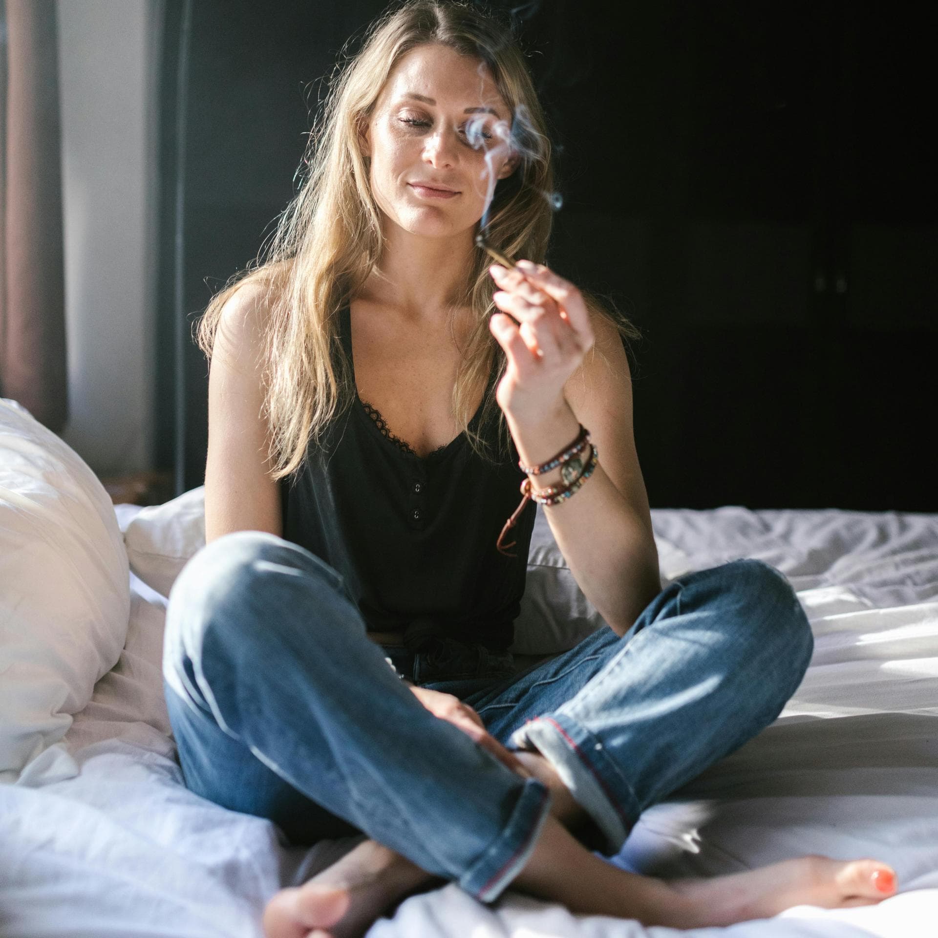 Mutter, die Cannabis raucht.