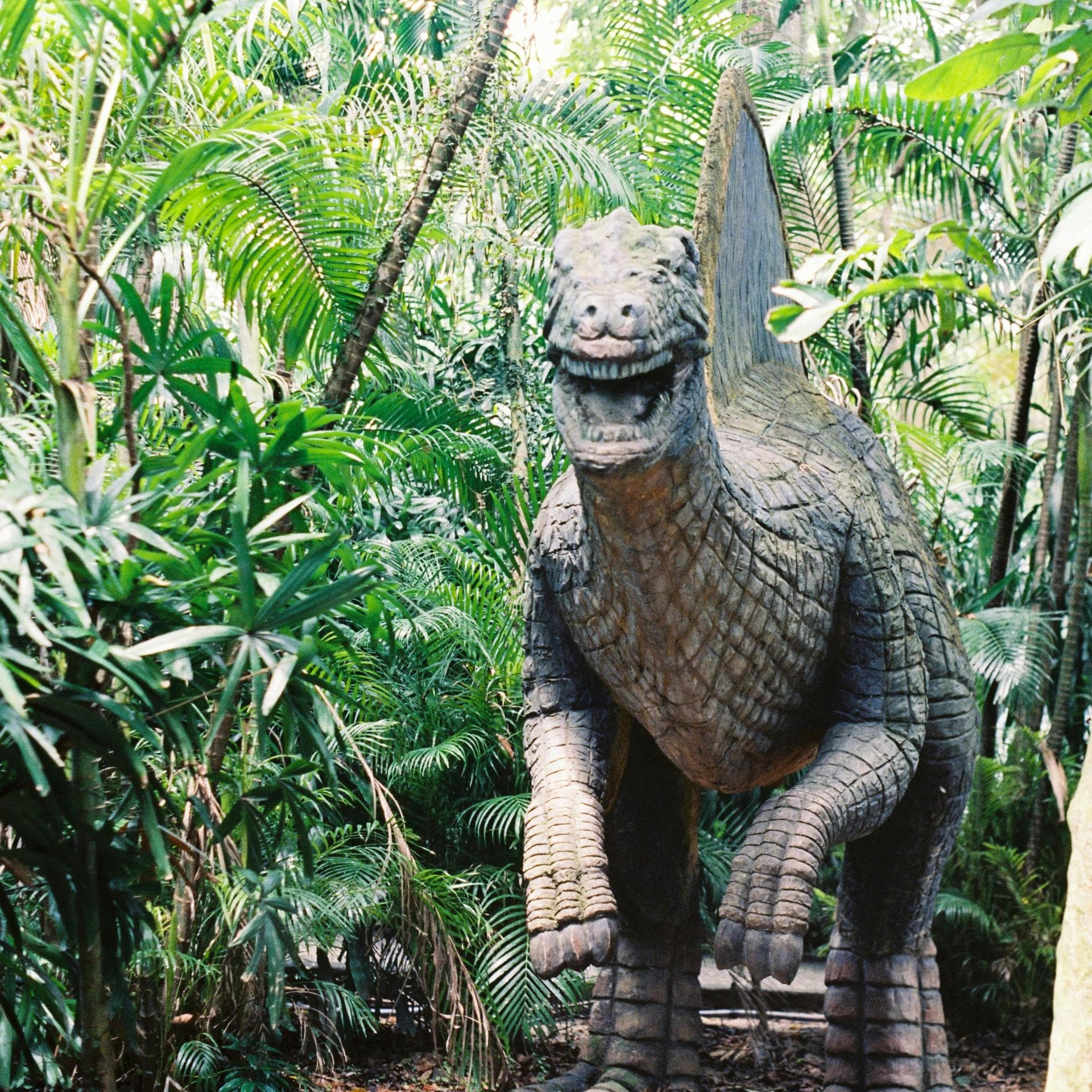 Großer Dinosaurier im Park.