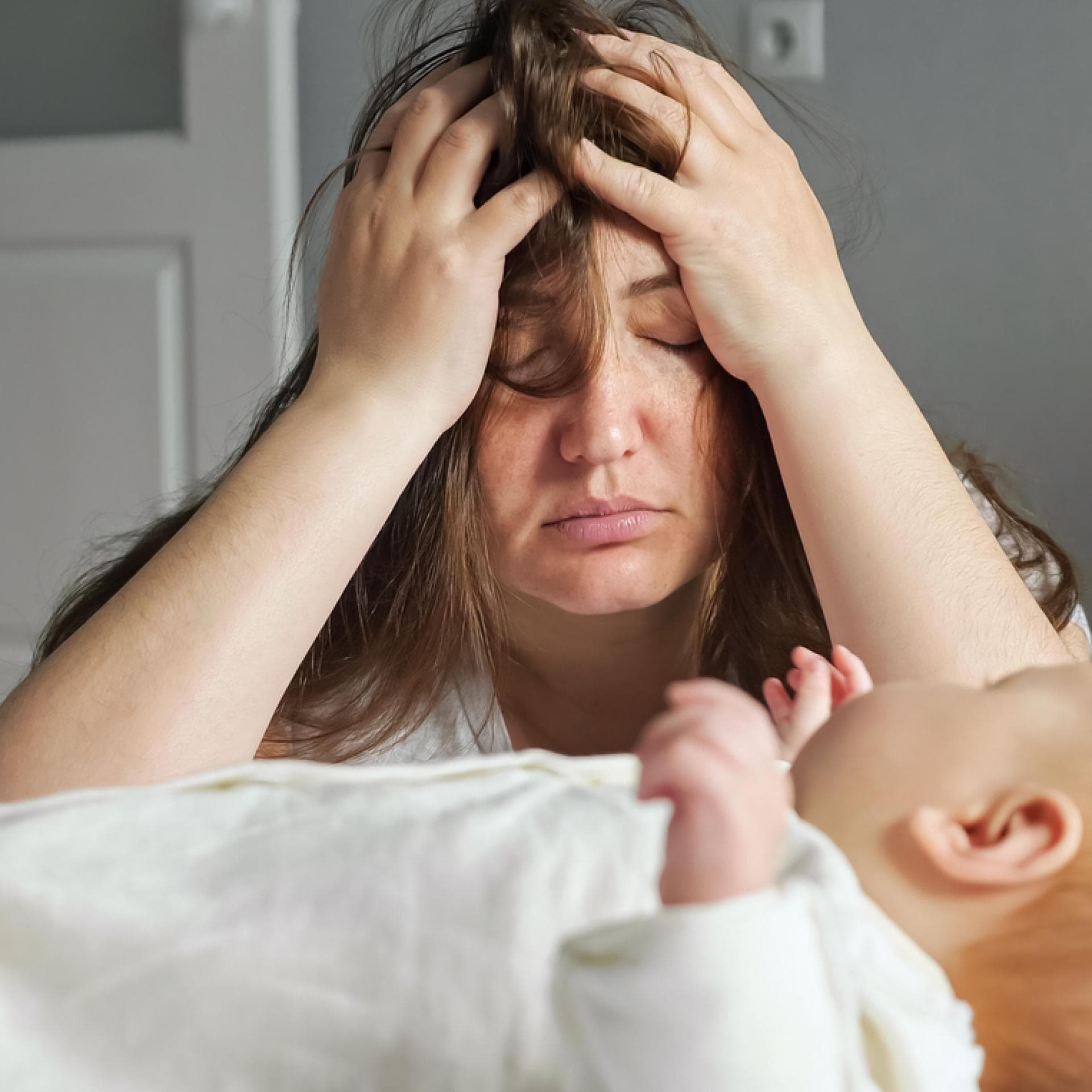 Eine erschöpfte Mutter und ihr Baby