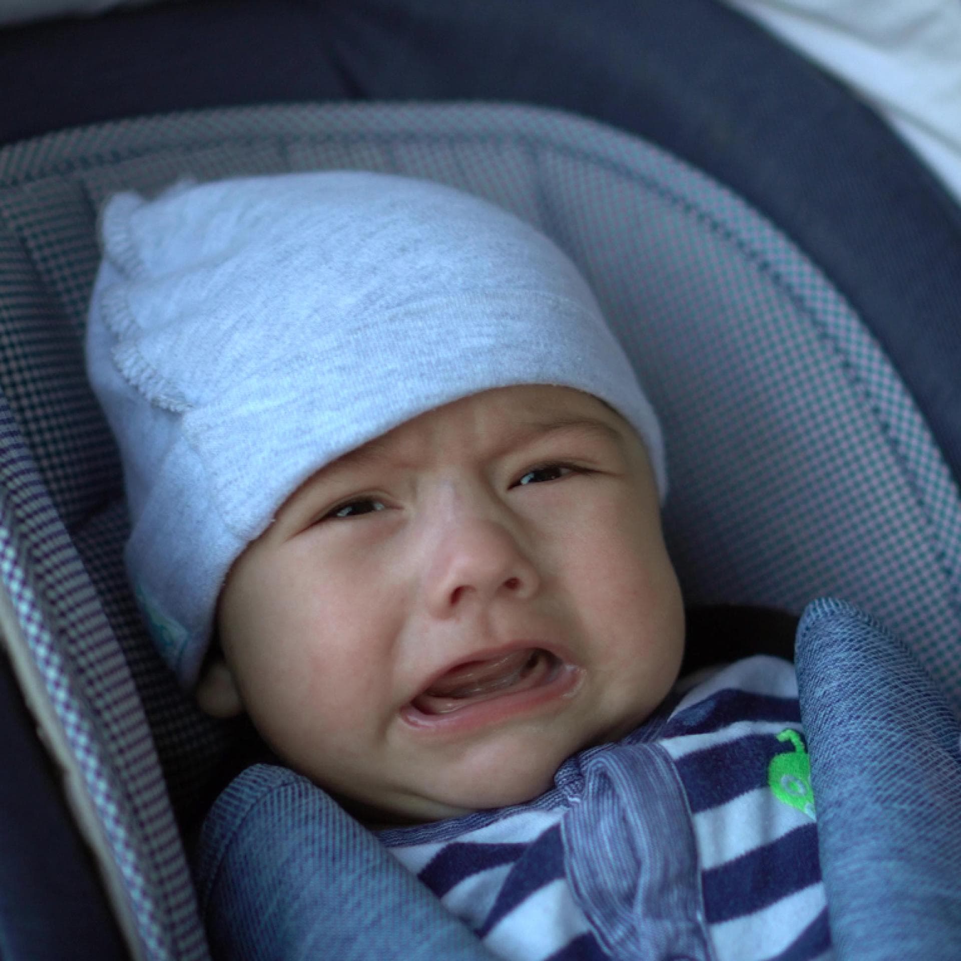 Ein Baby schreit im Auto.