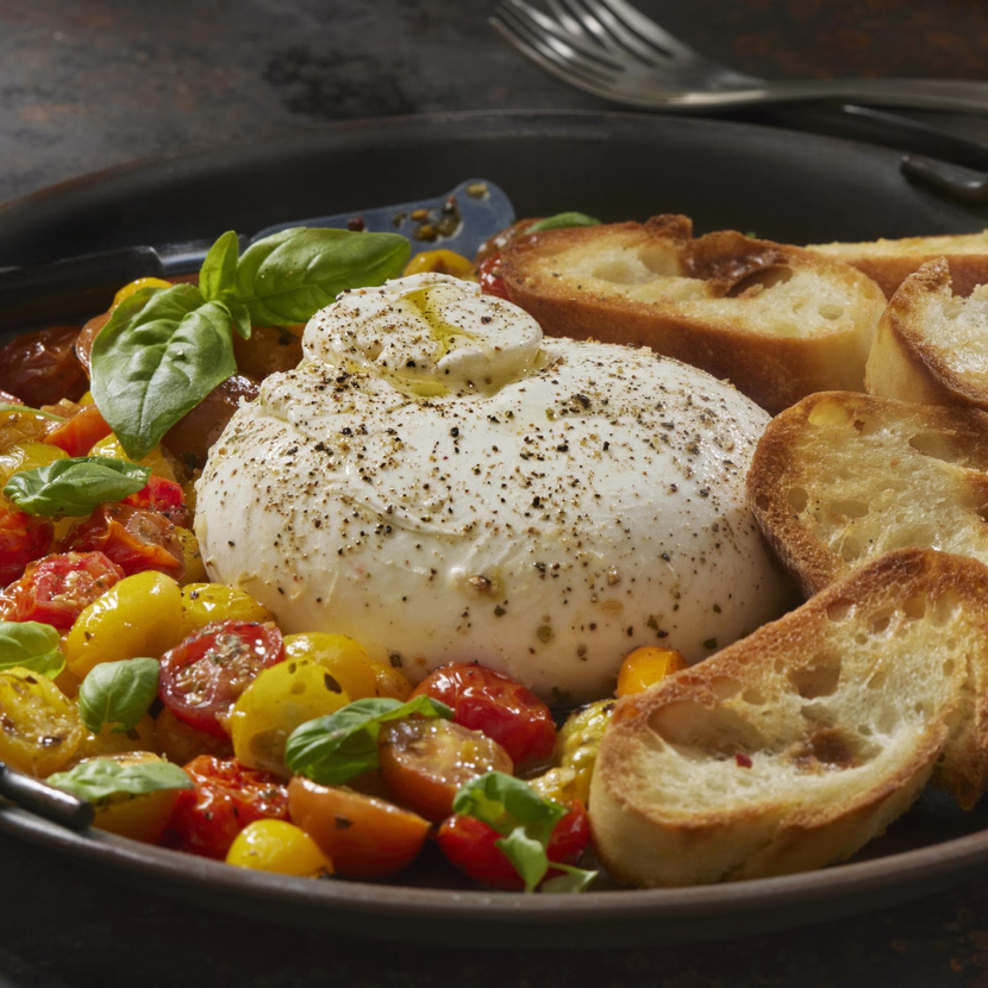 Burrata mit Tomate und Brot