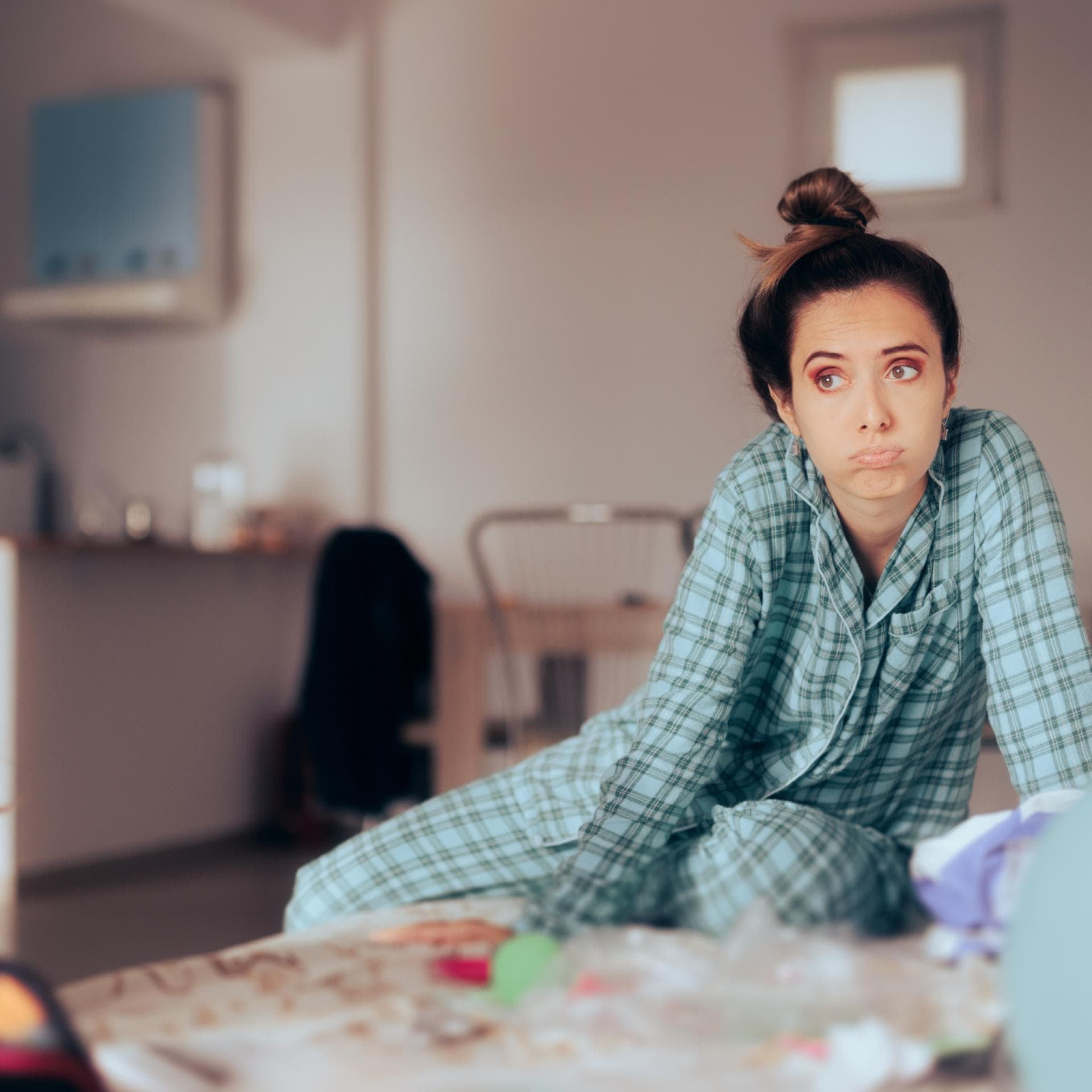 Erschöpfte Mutter mit ihrer Tochter zu Hause.