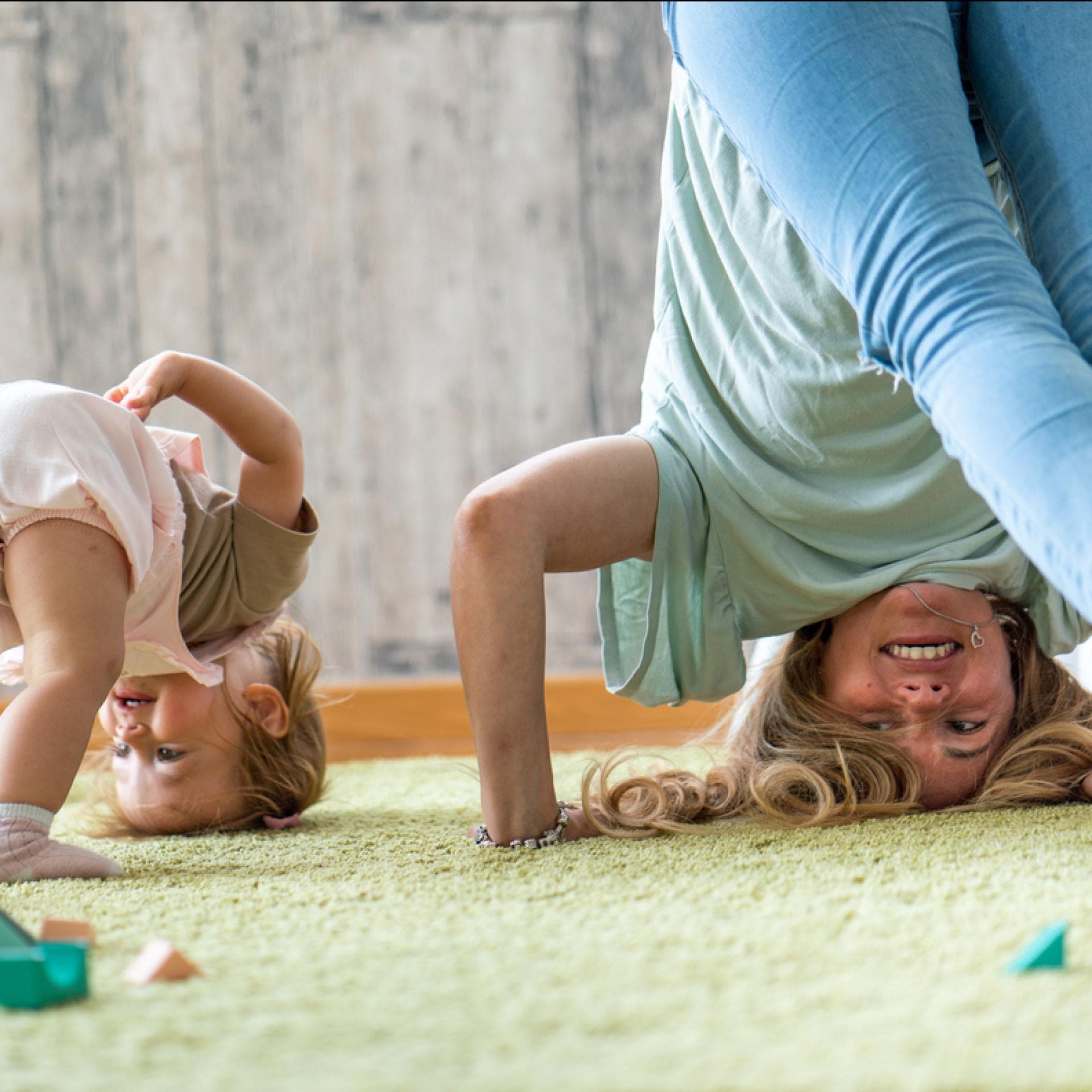 Mama und Kind stehen Kopf.