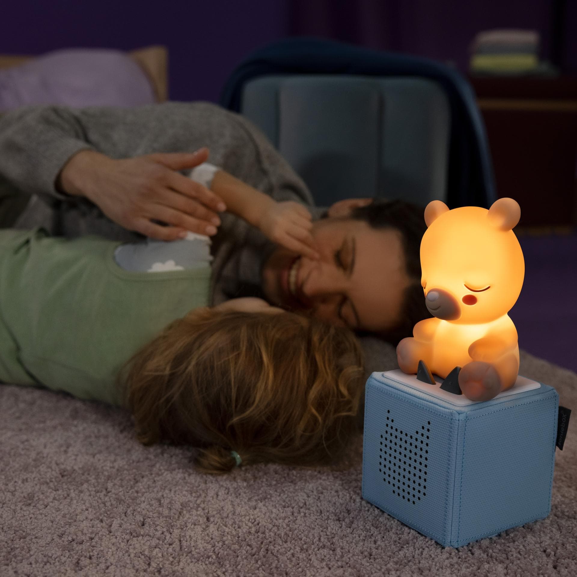 Nachtlicht und Kind, das mit Mama kuschelt.