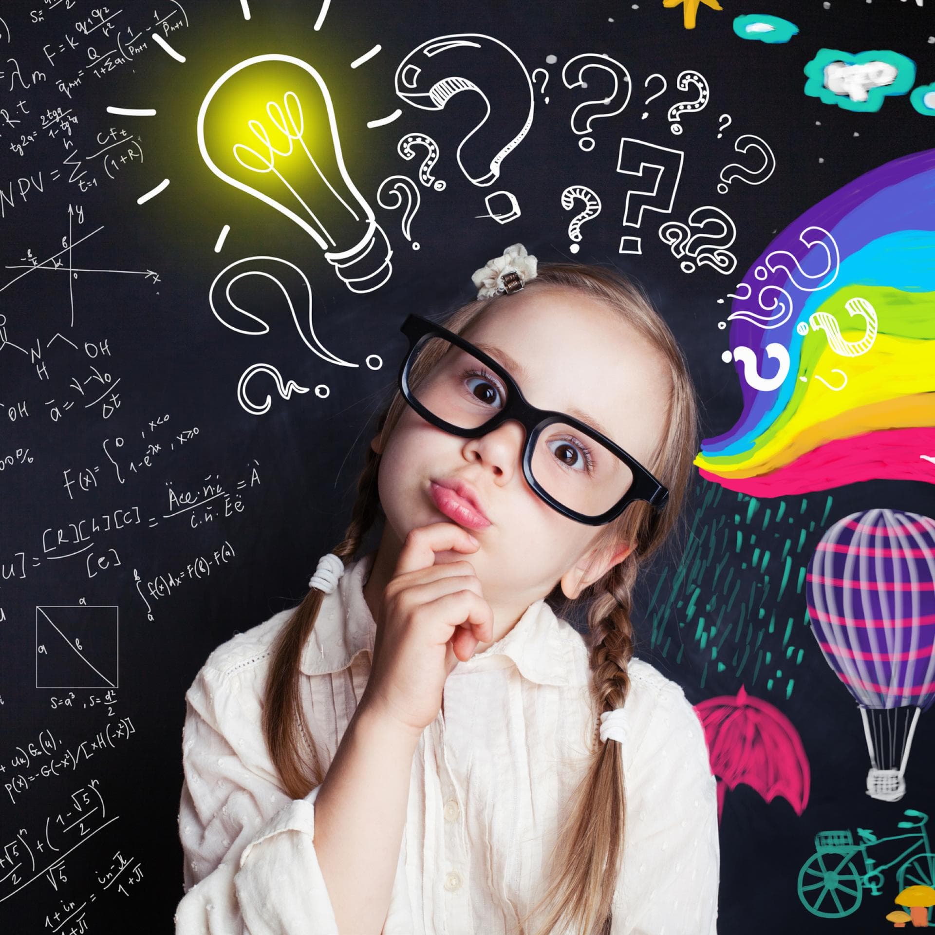 Kleines Mädchen mit Brille und Glühbirne über dem Kopf.