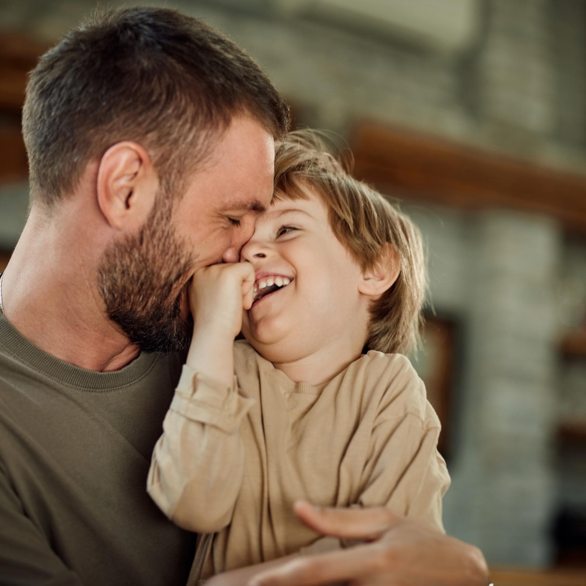 Vater und Sohn toben zusammen.