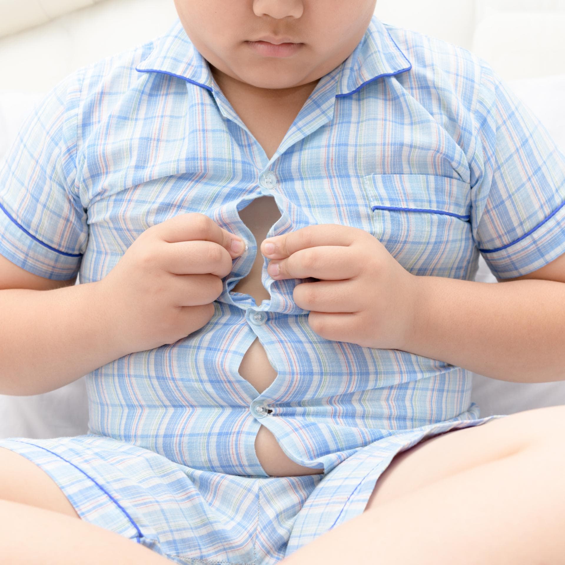 Junge bekommt sein Hemd nicht zu.