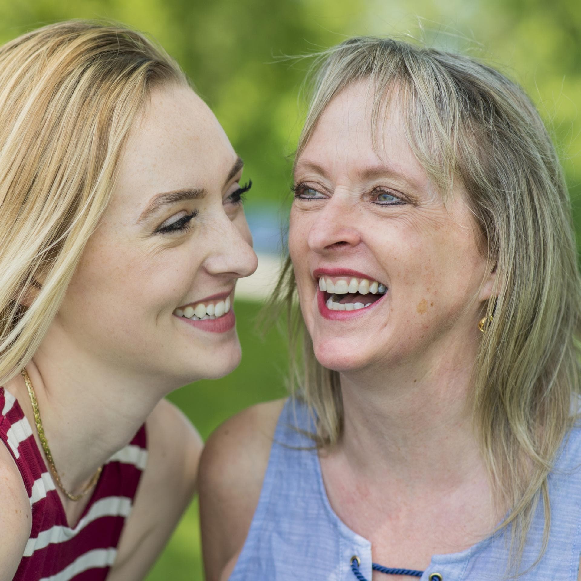 Erwachsene Frau mit ihrer Mutter.
