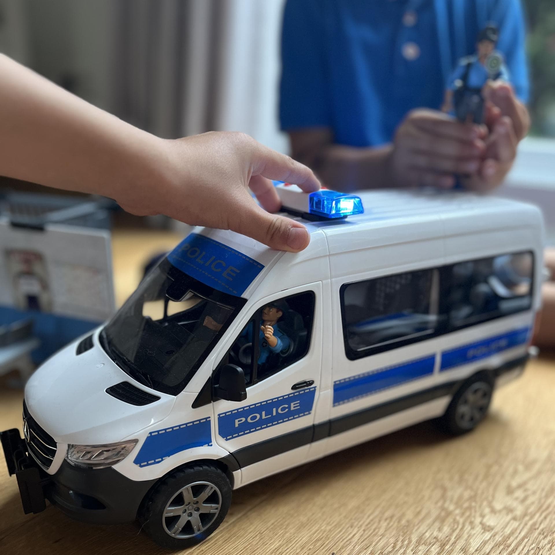 Bruder Einsatzfahrzeug mit Sirene Bruder Einsatzfahrzeug mit Sirene