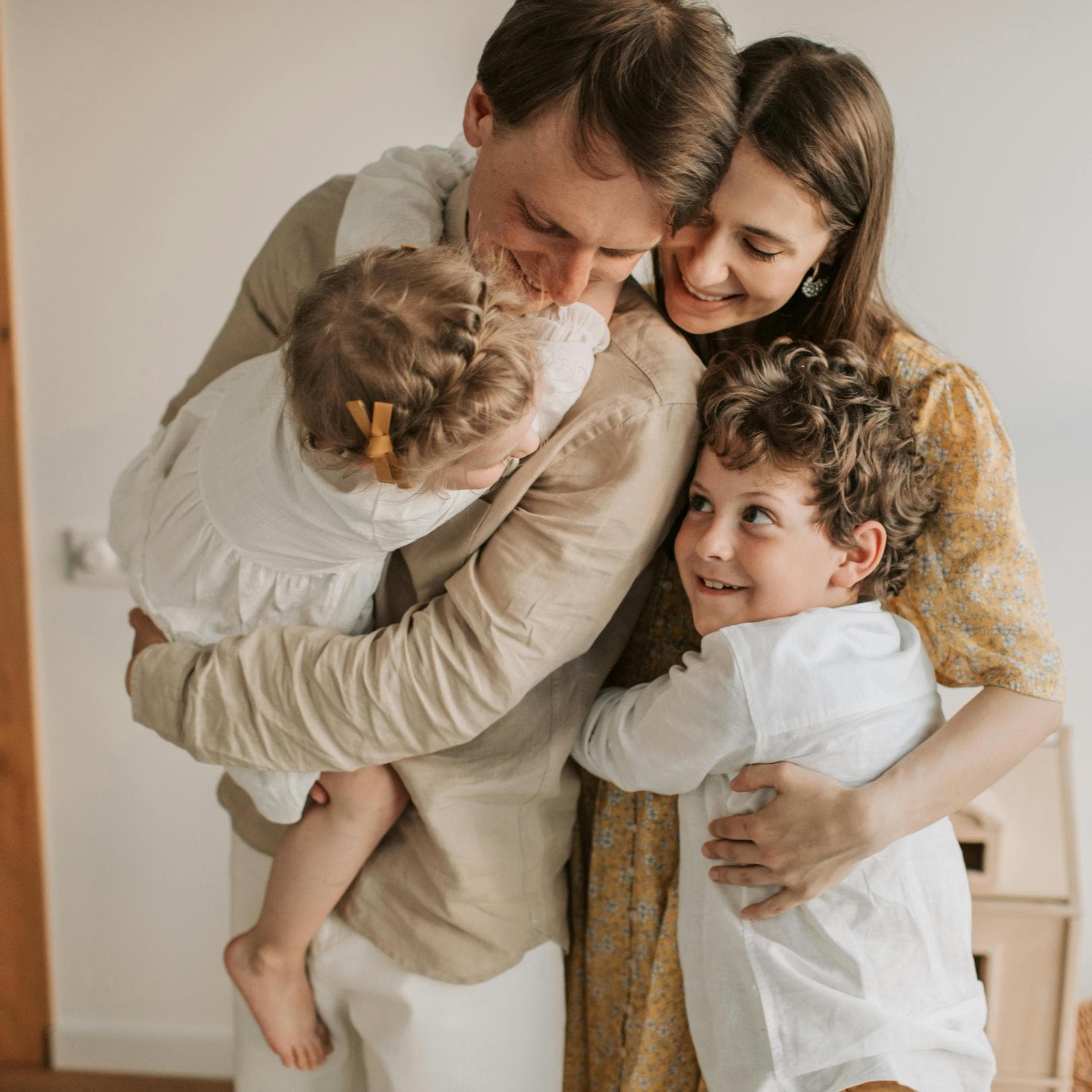 Glückliche vierköpfige Familie