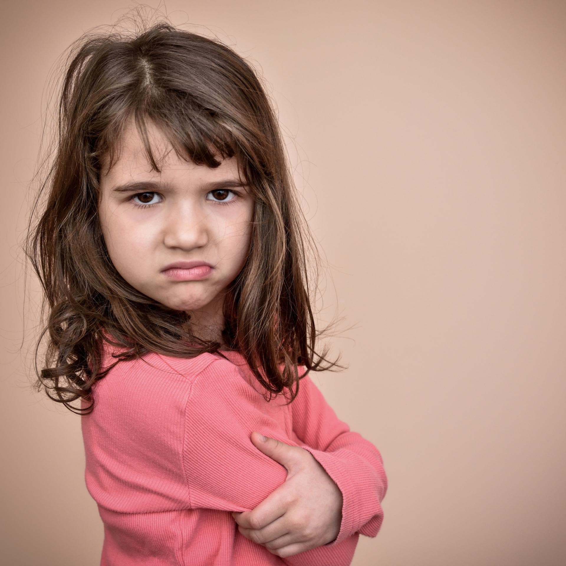 Mädchen guckt aufmüpfig in die Kamera.