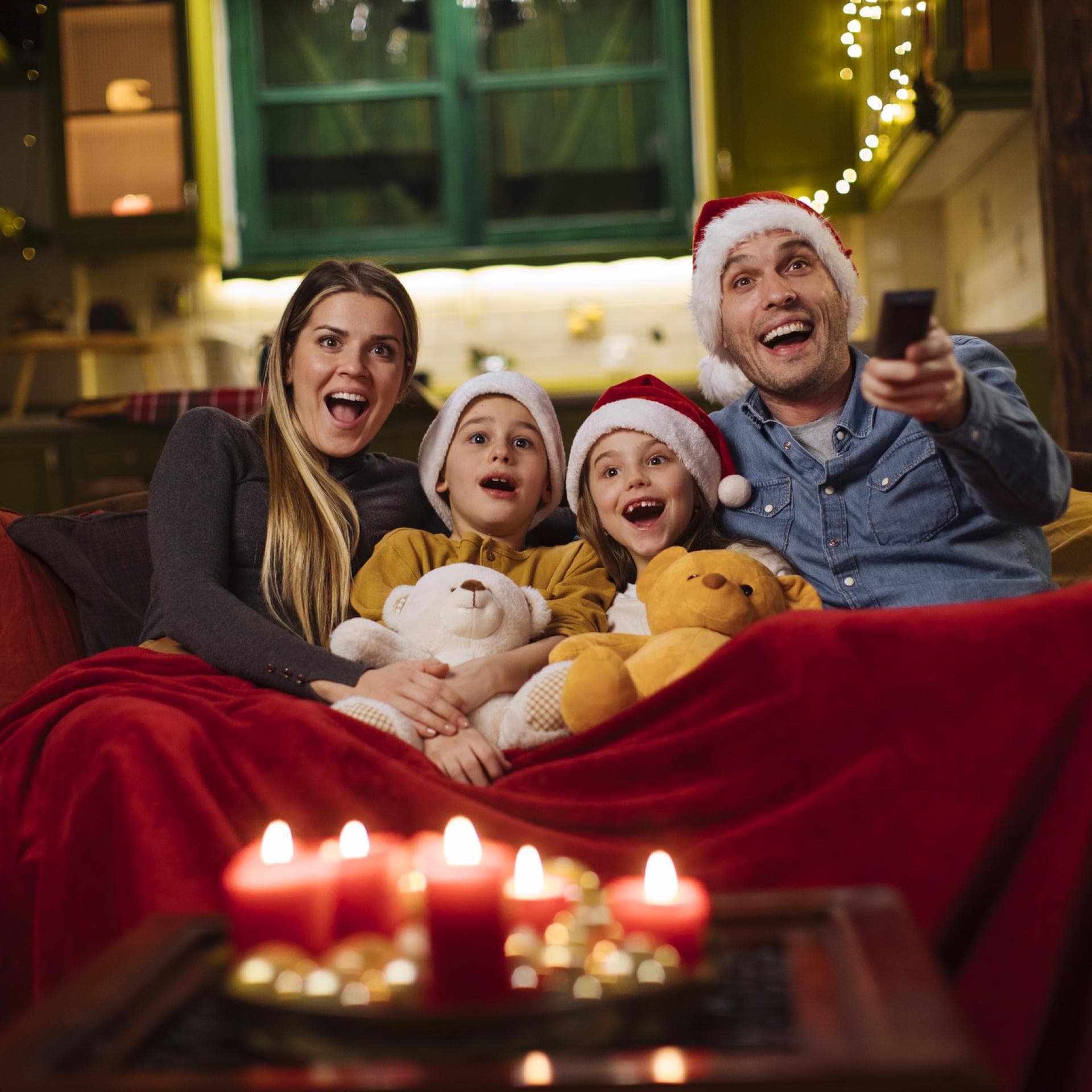 Eine Familie, die zu Weihnachten TV schaut.