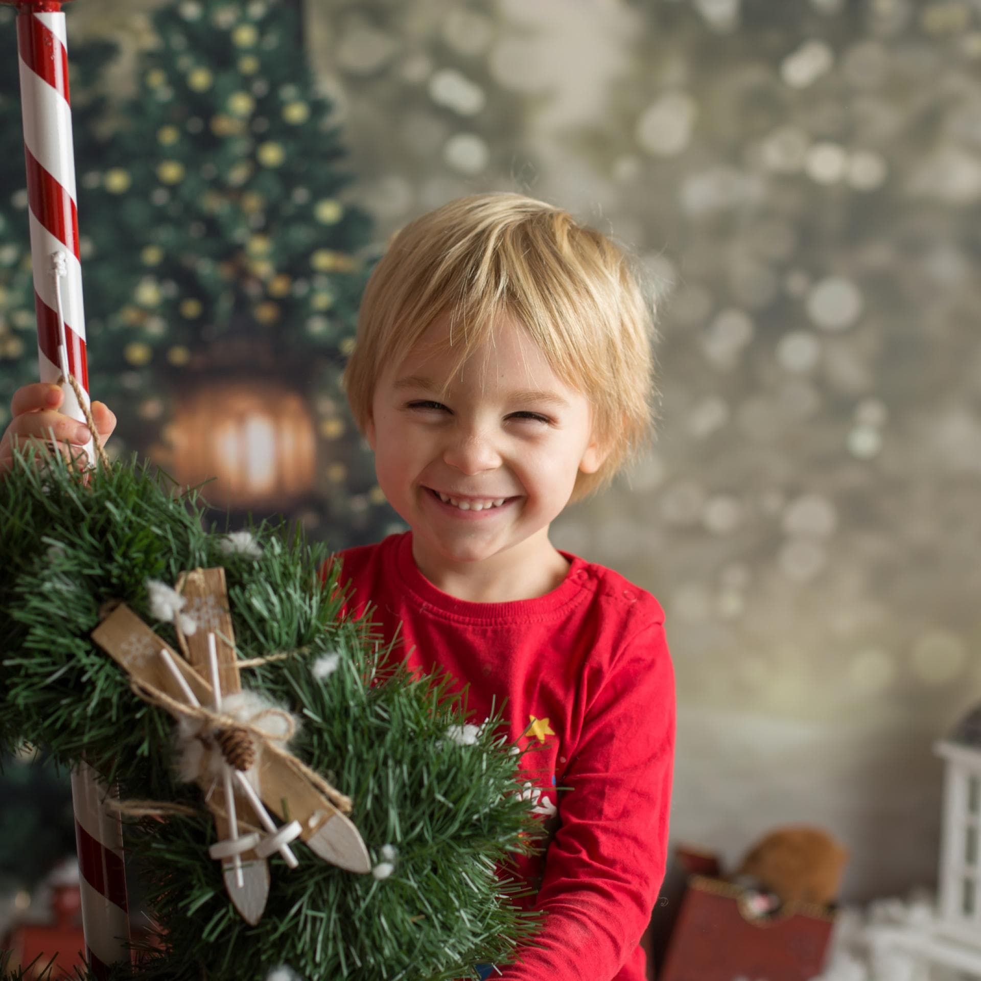 Ein kleiner Junge an Weihnachten 