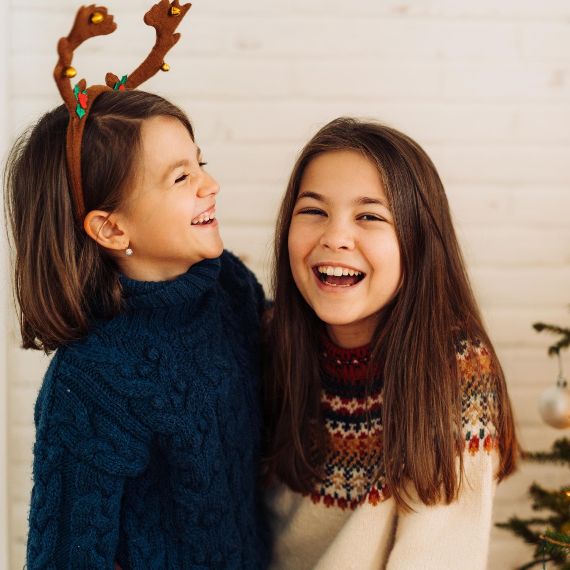 Zwei Mädchen lachen zusammen