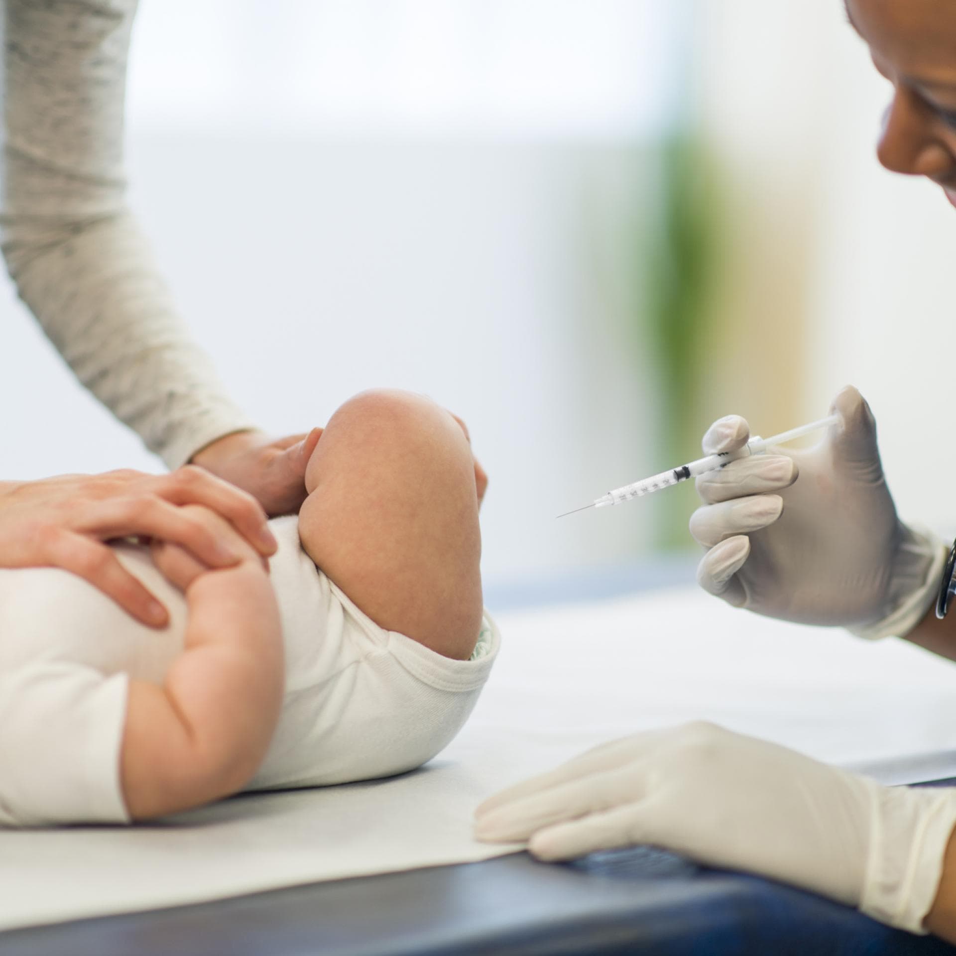 Ein Baby wird vom Kinderarzt geimpft.