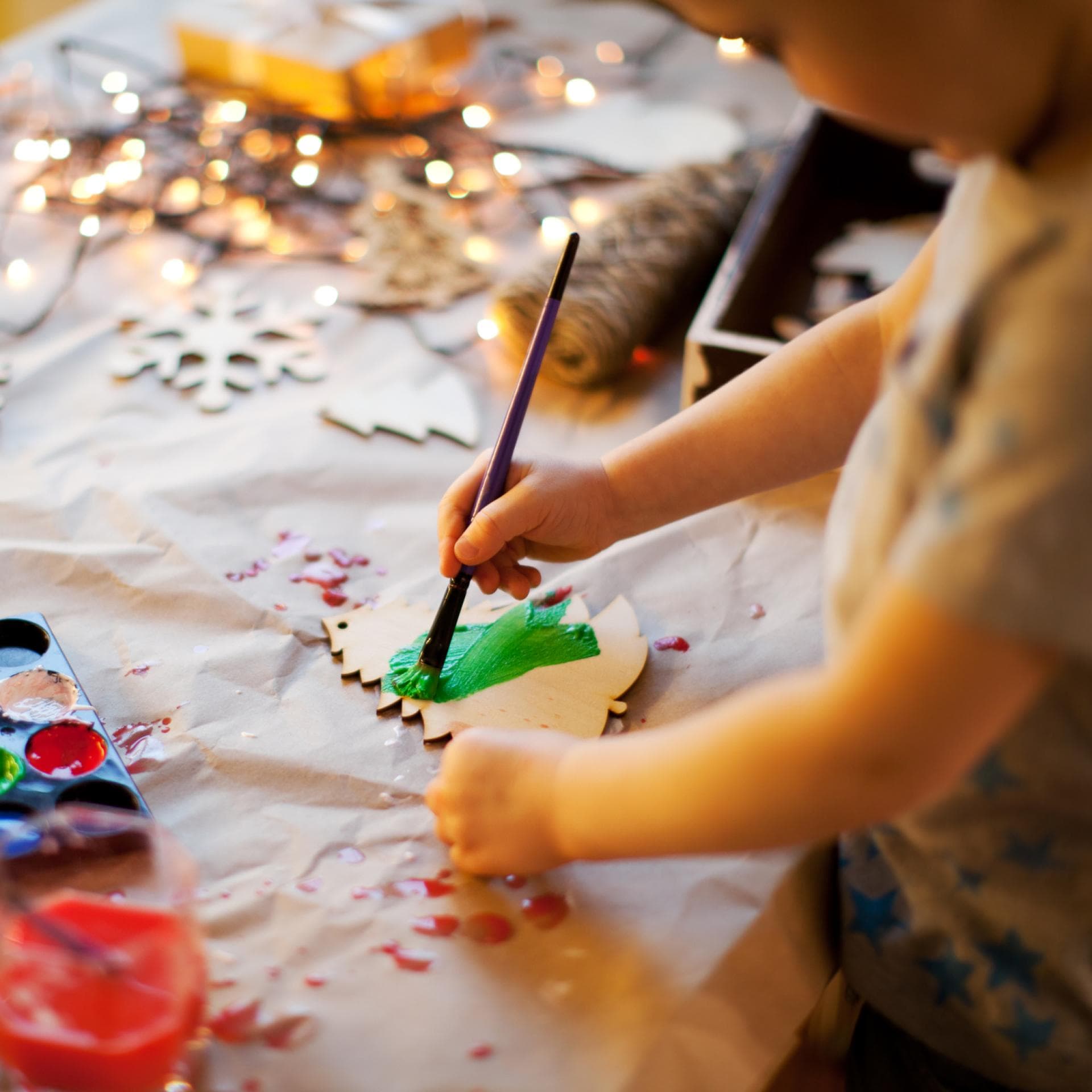 Kind bemalt Weihnachtsbaumanhänger.