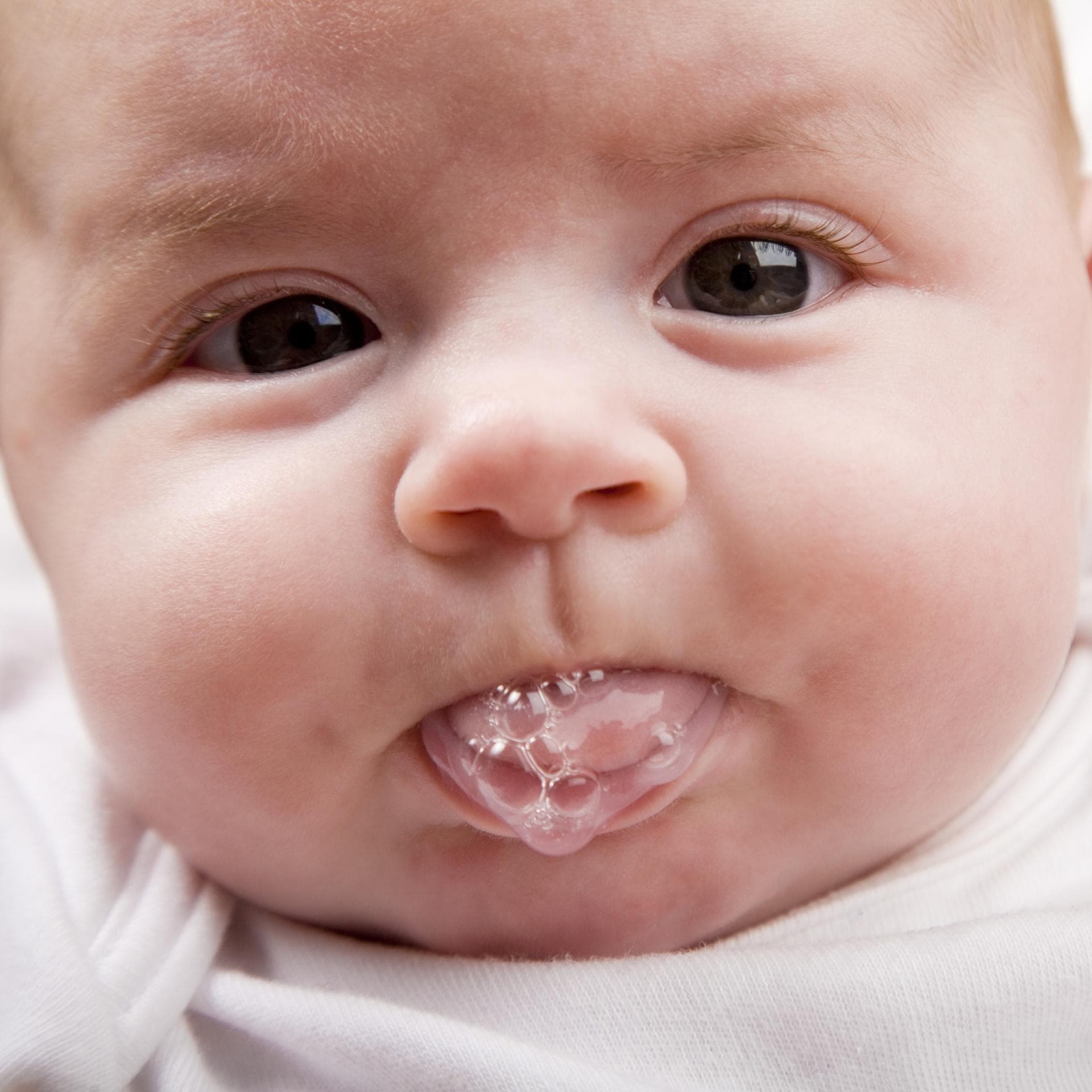 Baby macht Spuckebläschen.