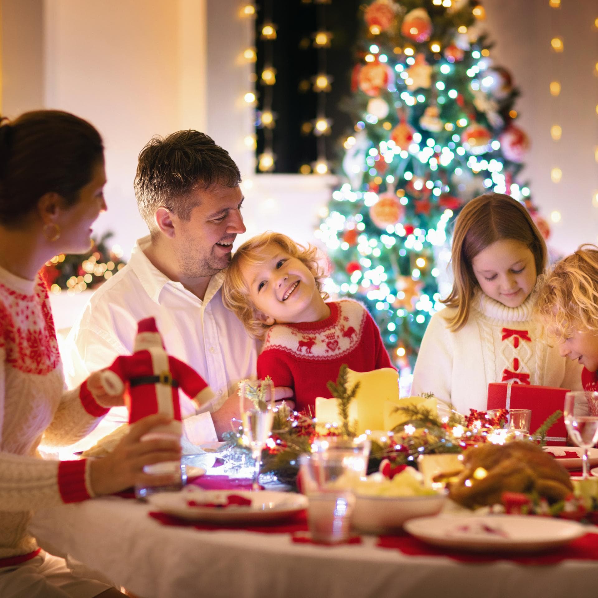 Familie beim Weihnachtsessen