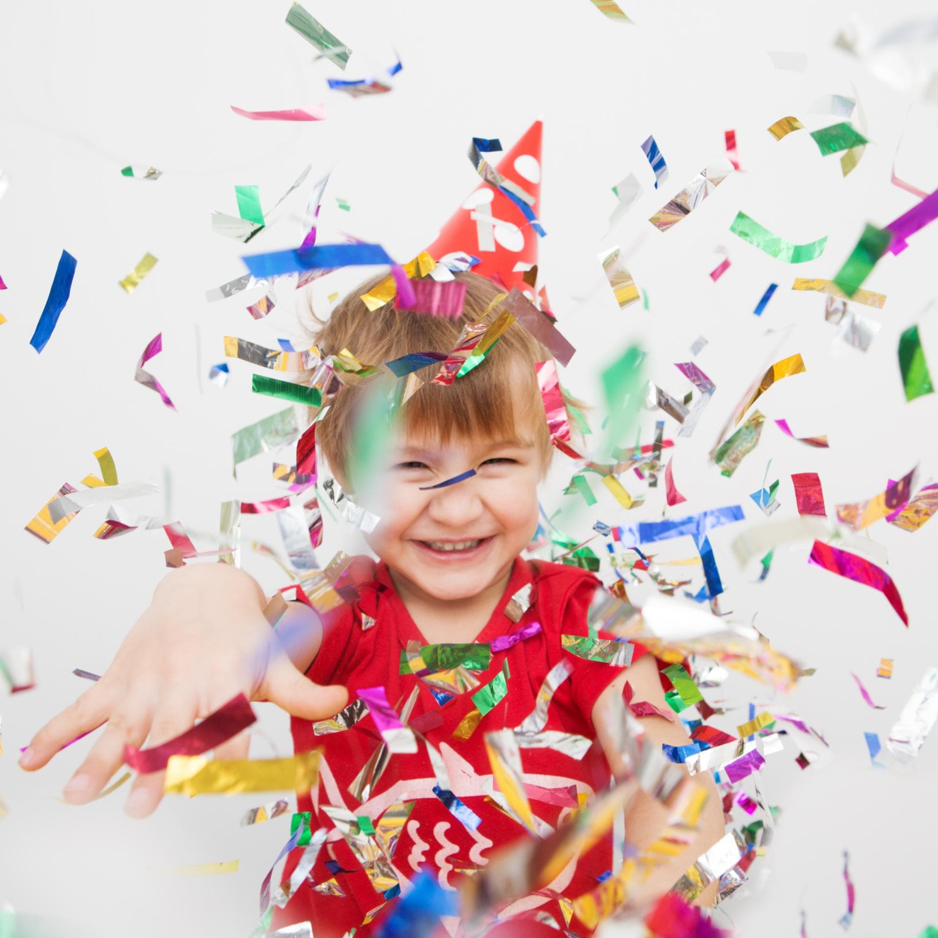 Ein Junge im Konfettiregen