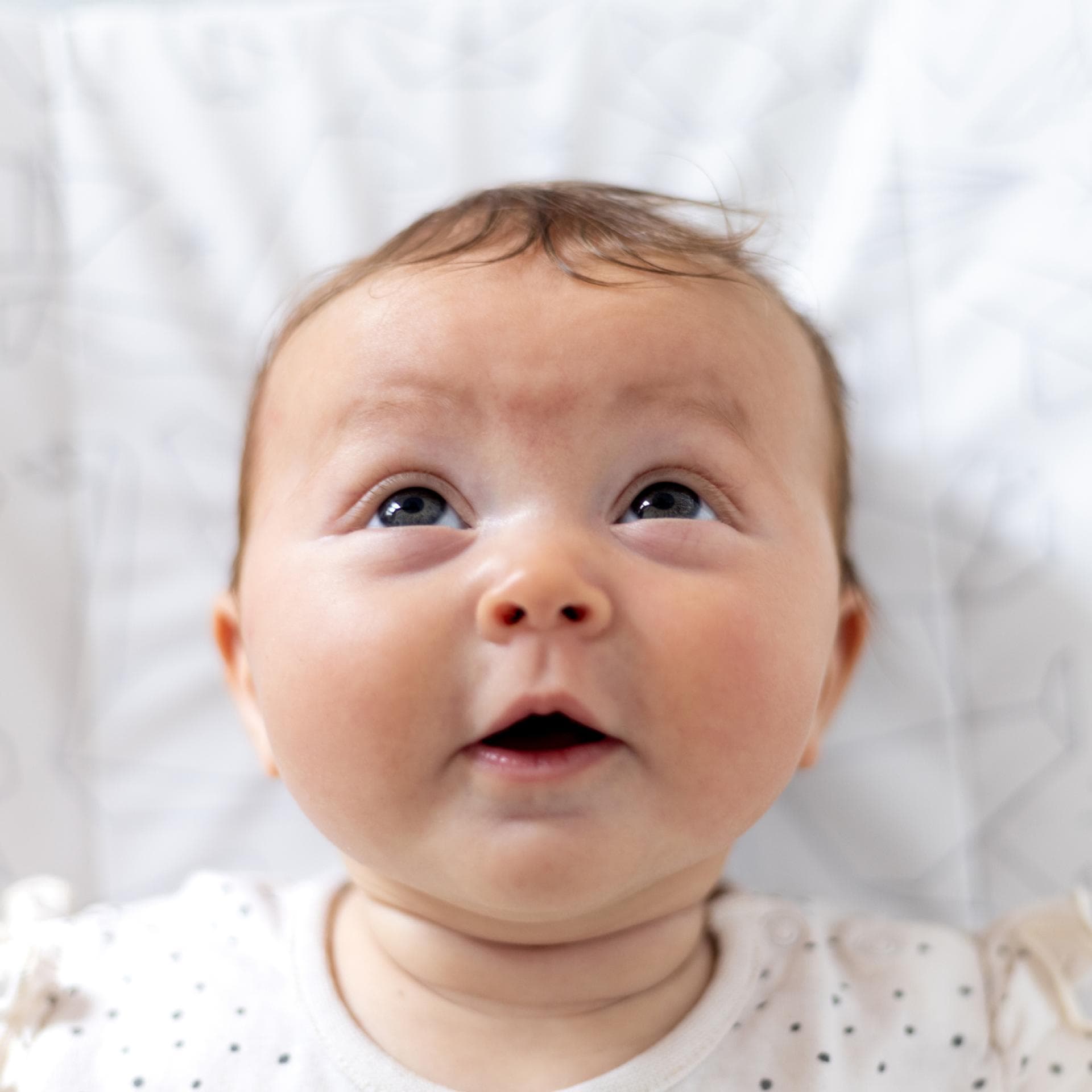 Lustiges Baby auf Wickelauflage.