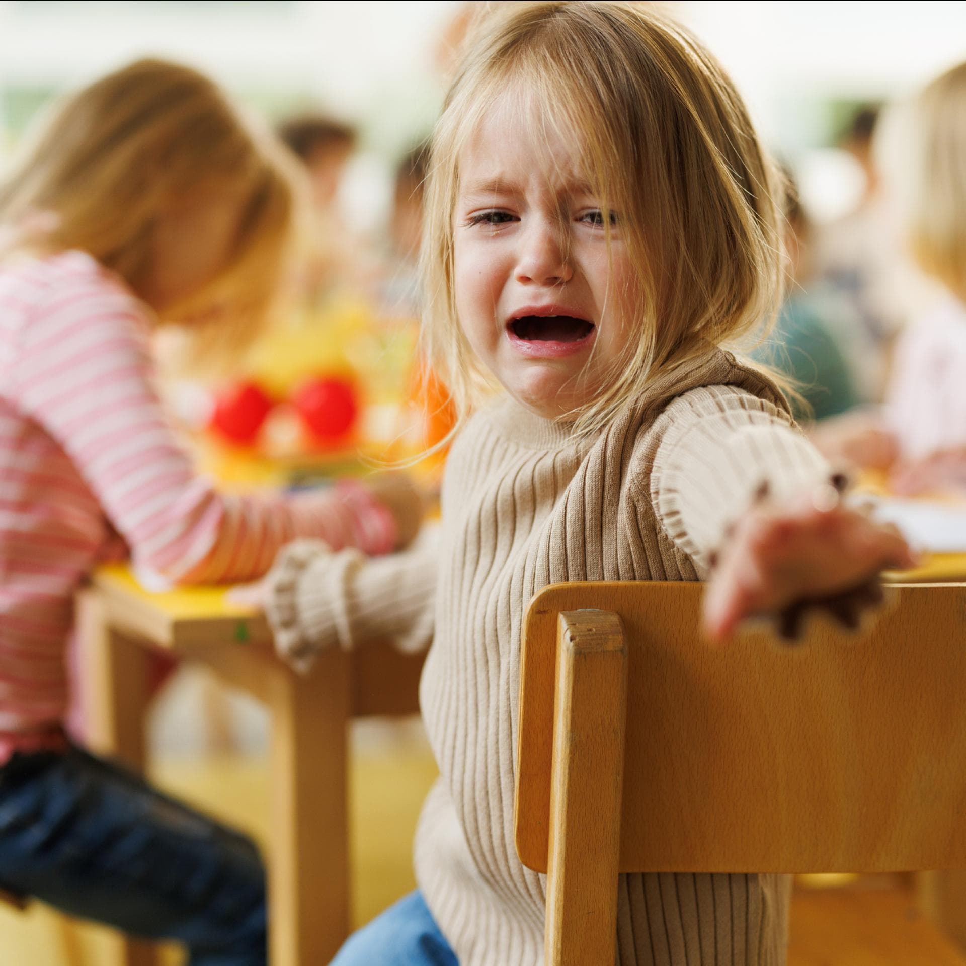 Kind in der Kita weint.