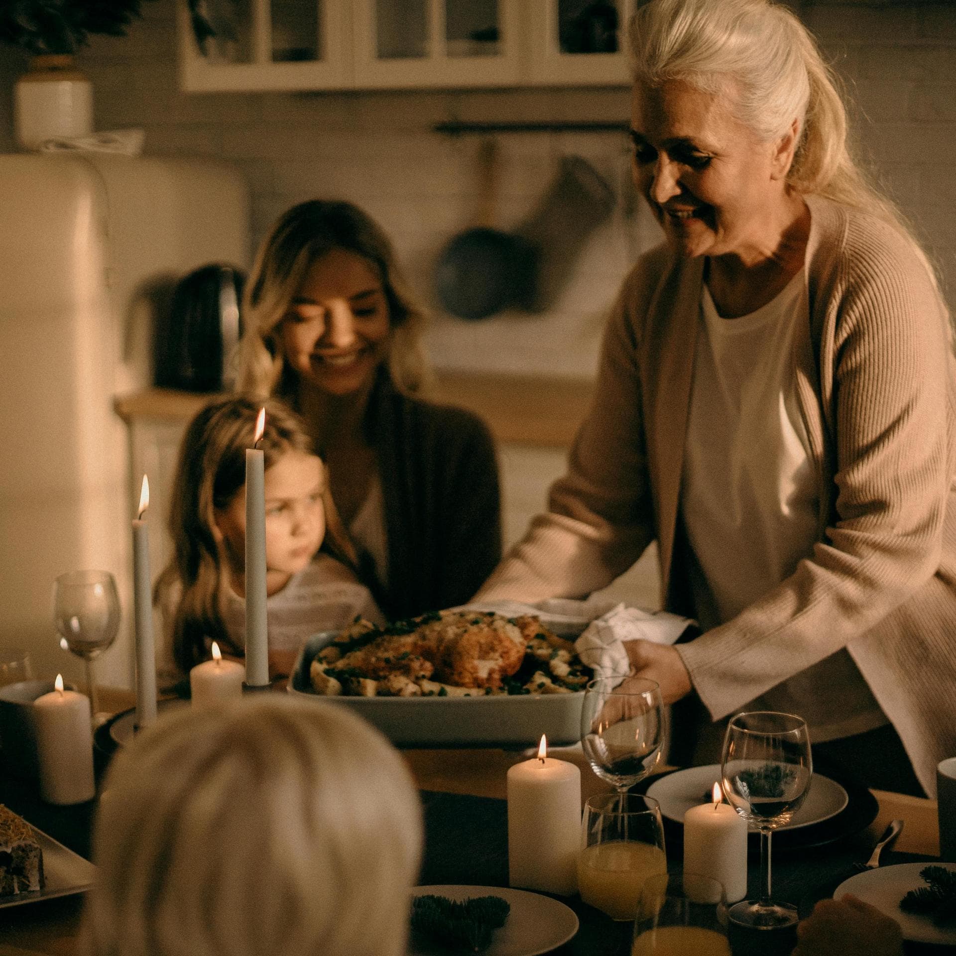Kinder und Mutter essen bei der Oma.