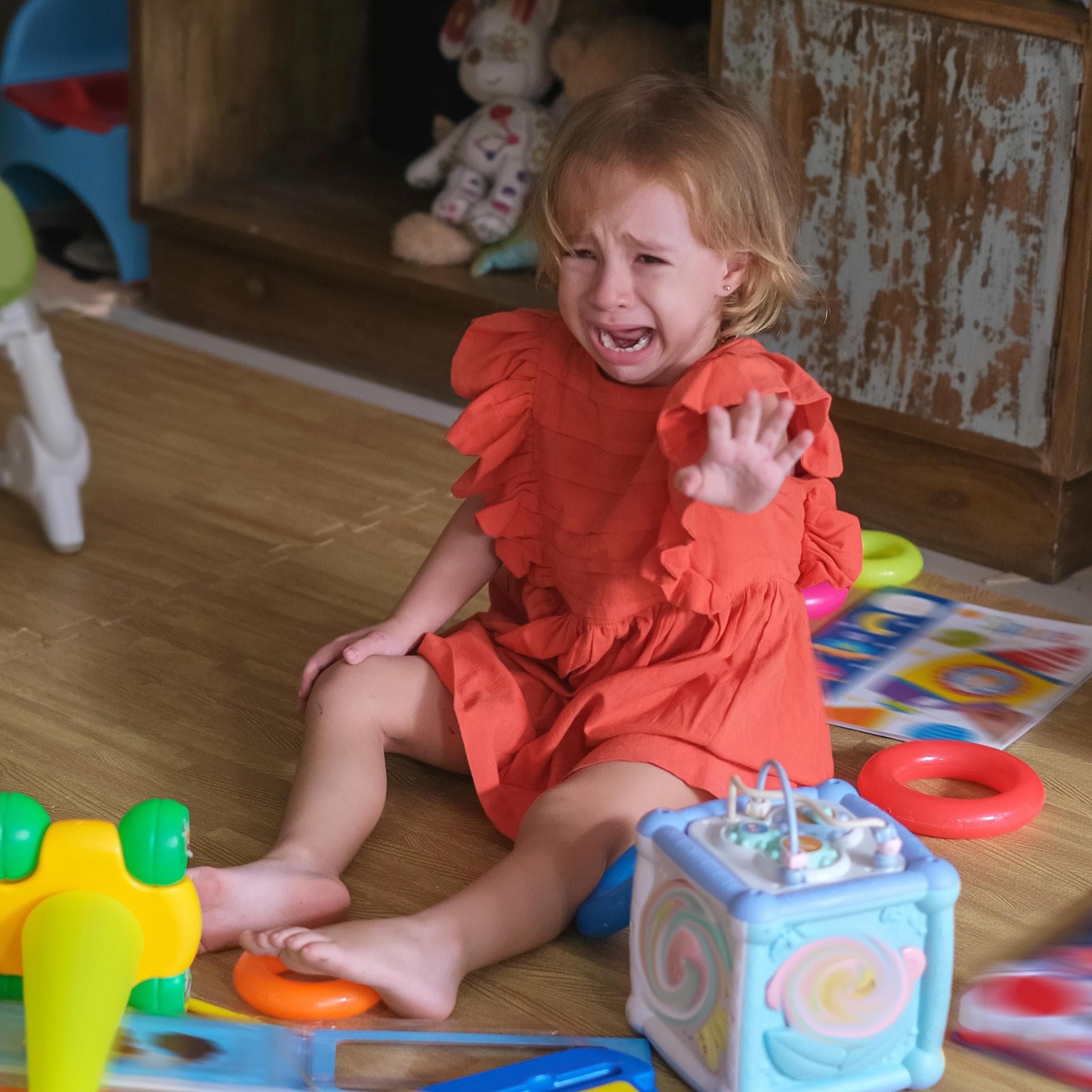 Ein kleines Mädchen weint in der Kita.