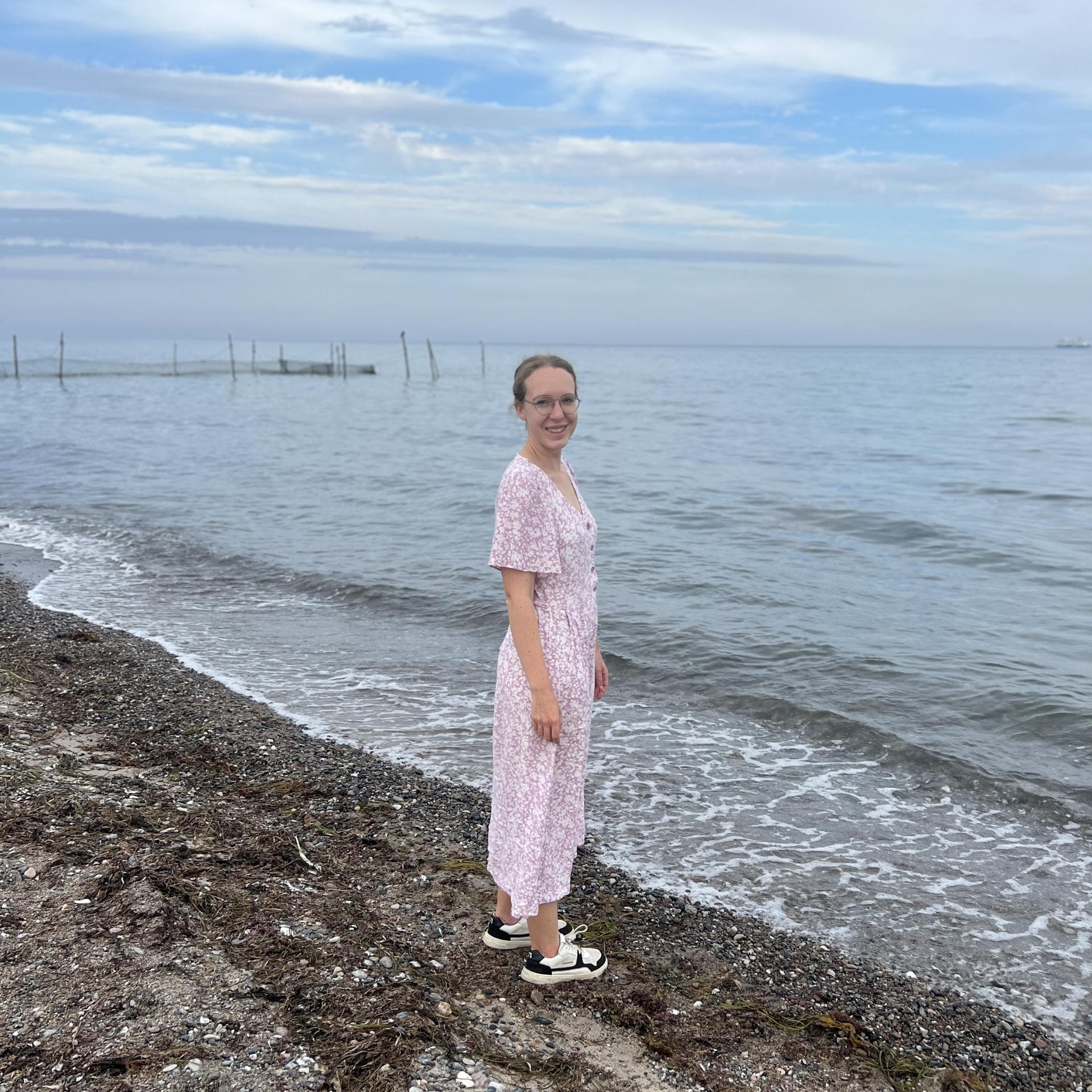 Karla Ney am Strand in Dänemark