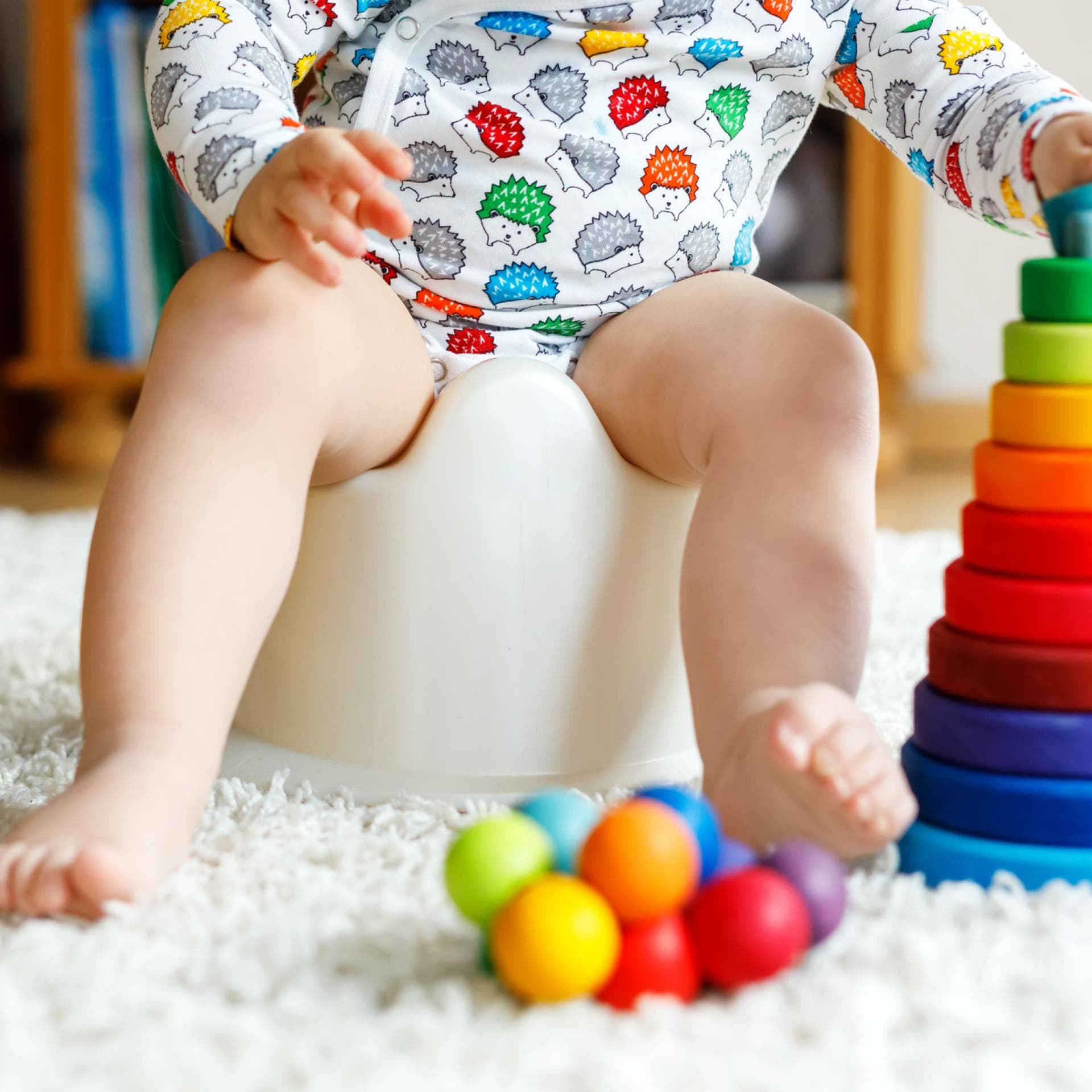Baby sitzt auf dem Töpfchen