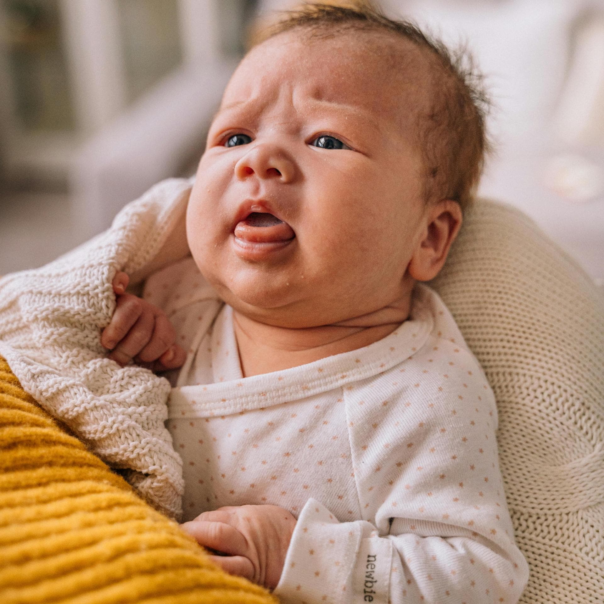 Baby runzelt die Stirn