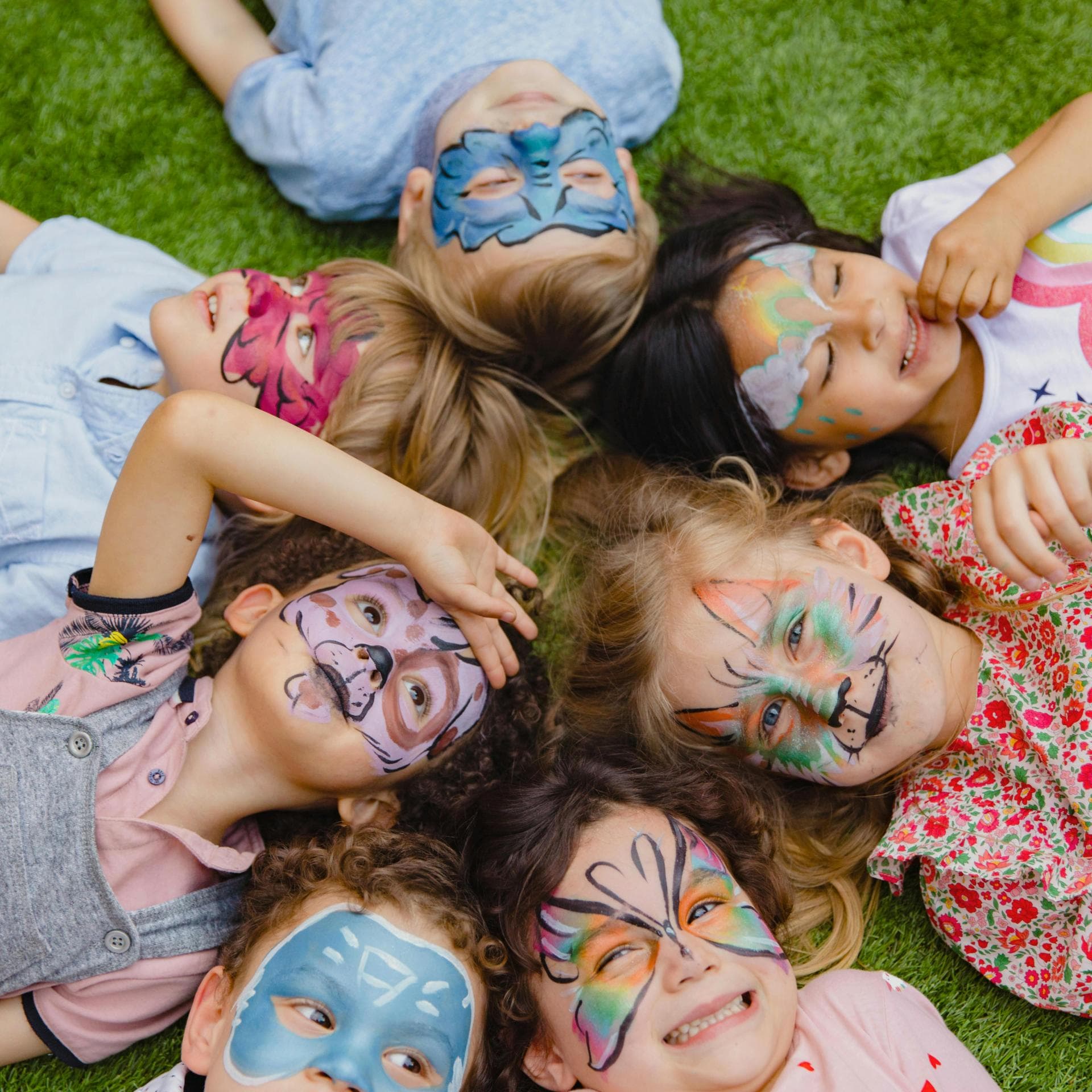 Geschminkte Kinder auf einem Geburtstag