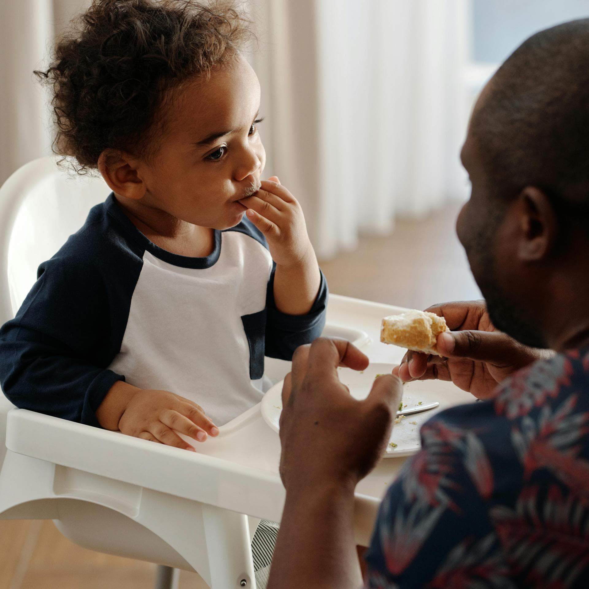 Ein kleiner Junge leckt sich die Finger ab. 