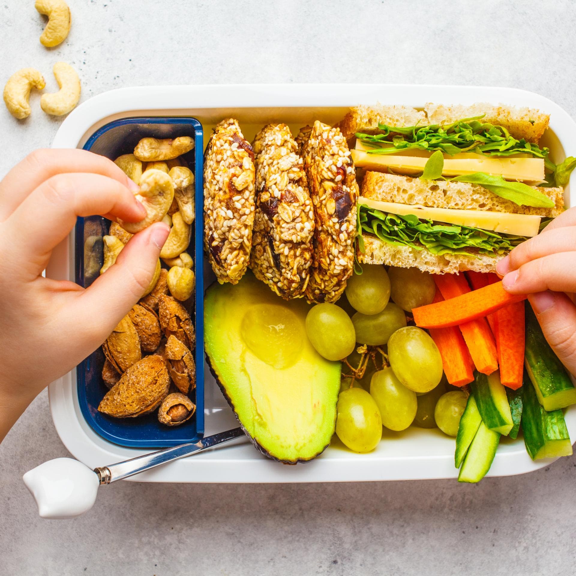 Brotdose mit Kinderhänden.