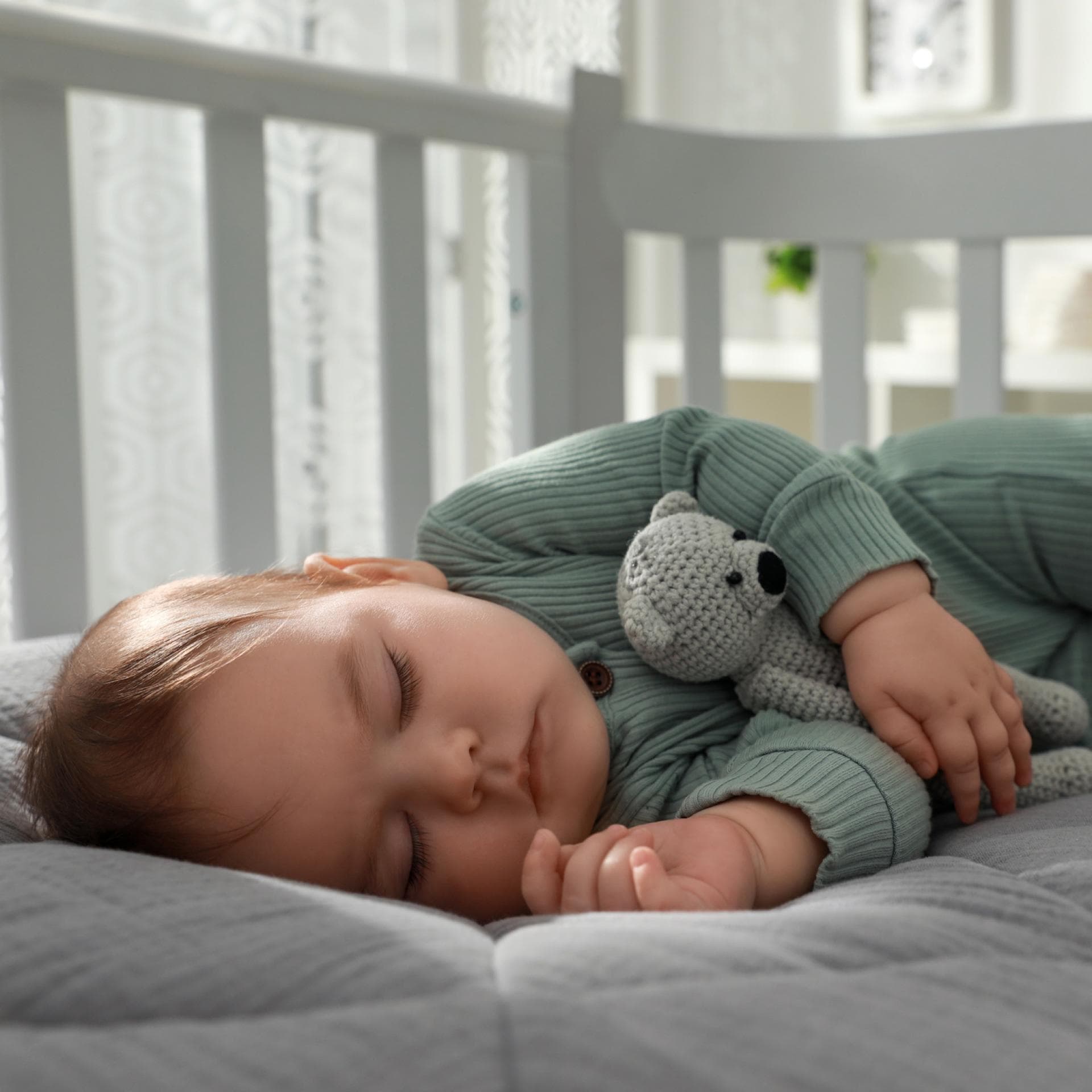 Baby schläft in seinem Bettchen.