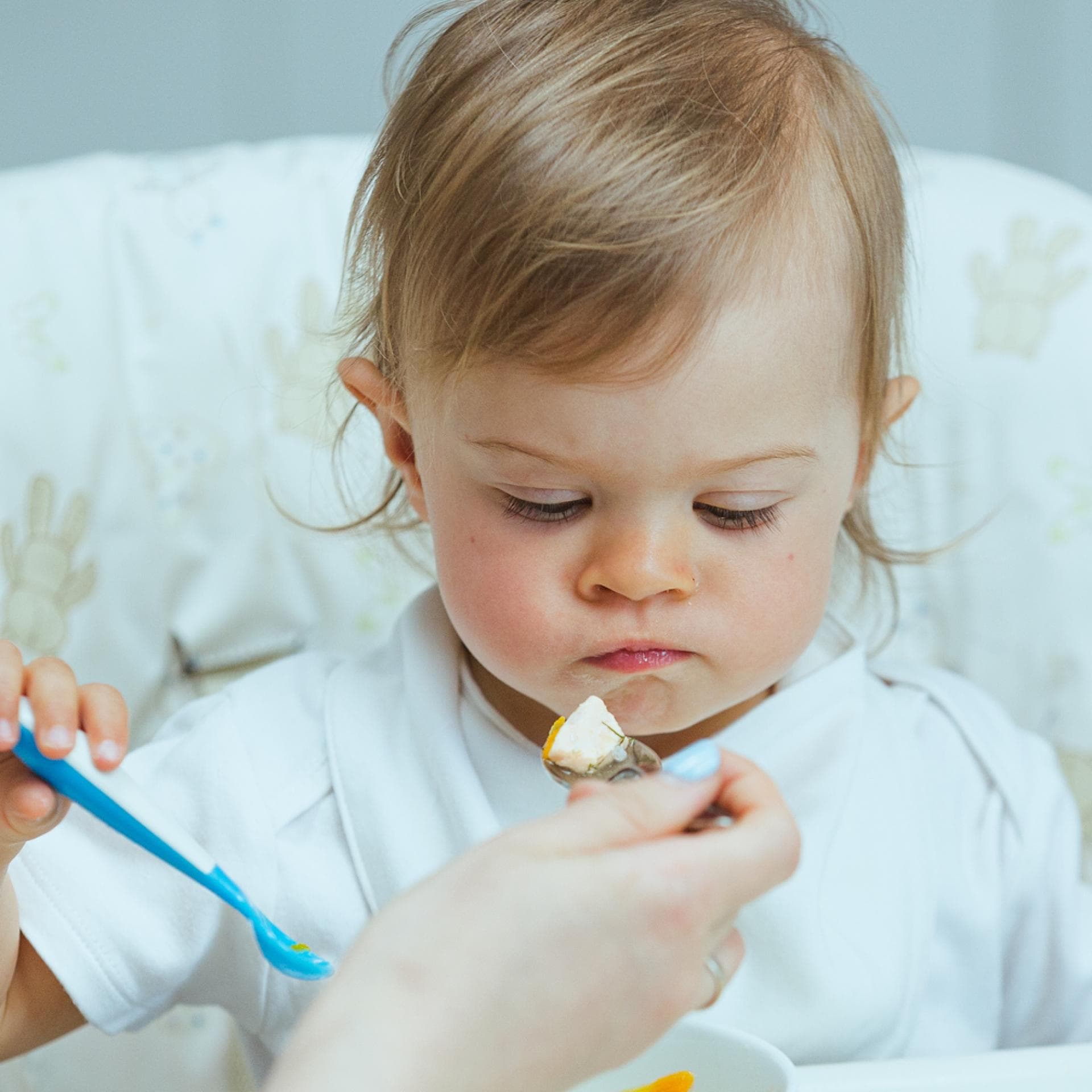 Mutter füttert ihr Baby.
