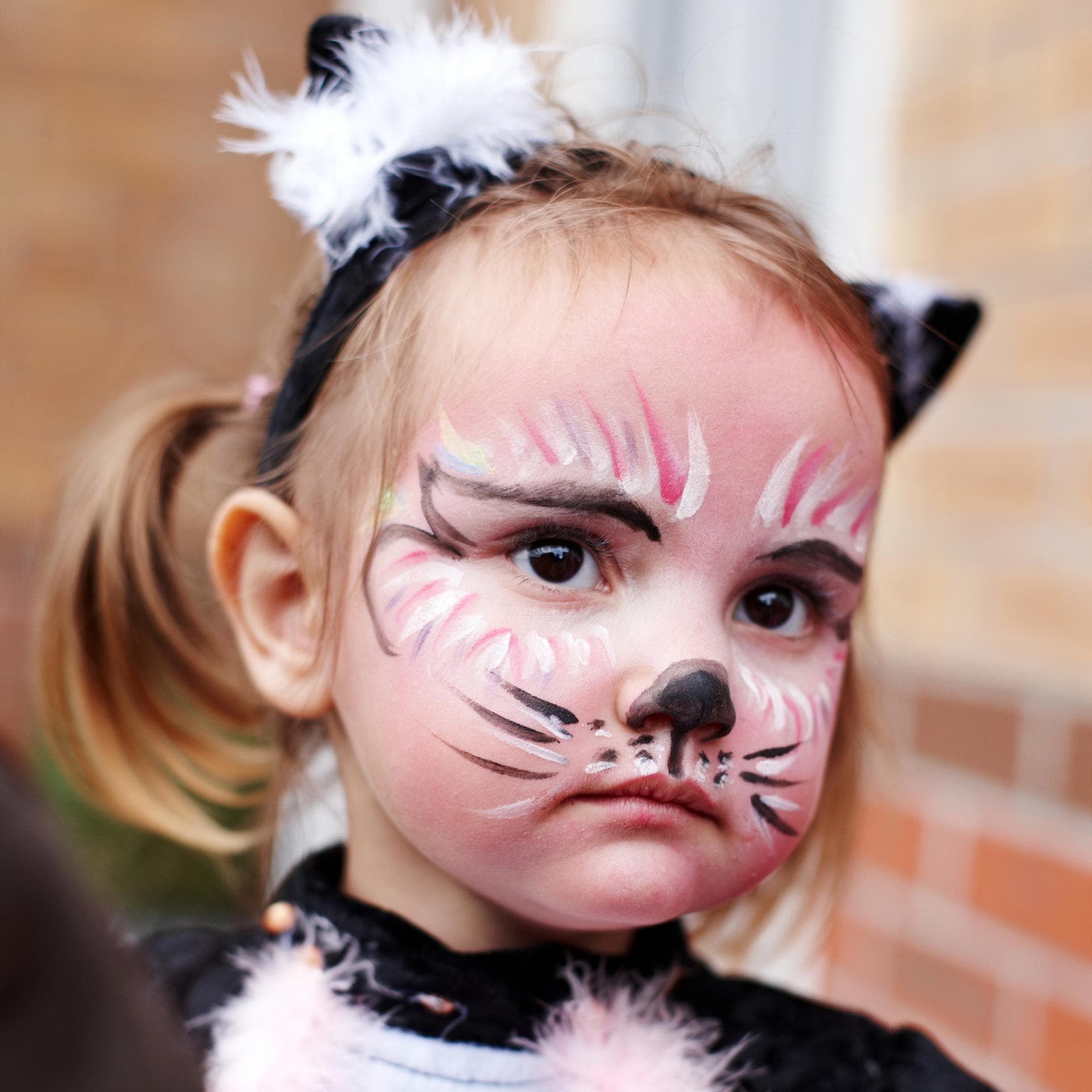 Kleines Mädchen mit Katzengesicht.
