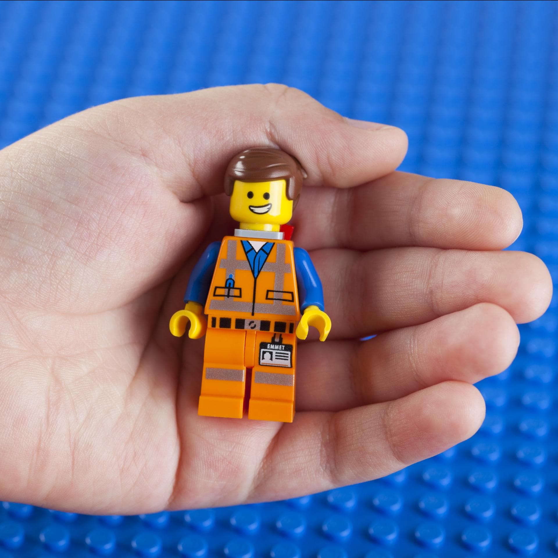 Lego-Figur in einer Kinderhand.