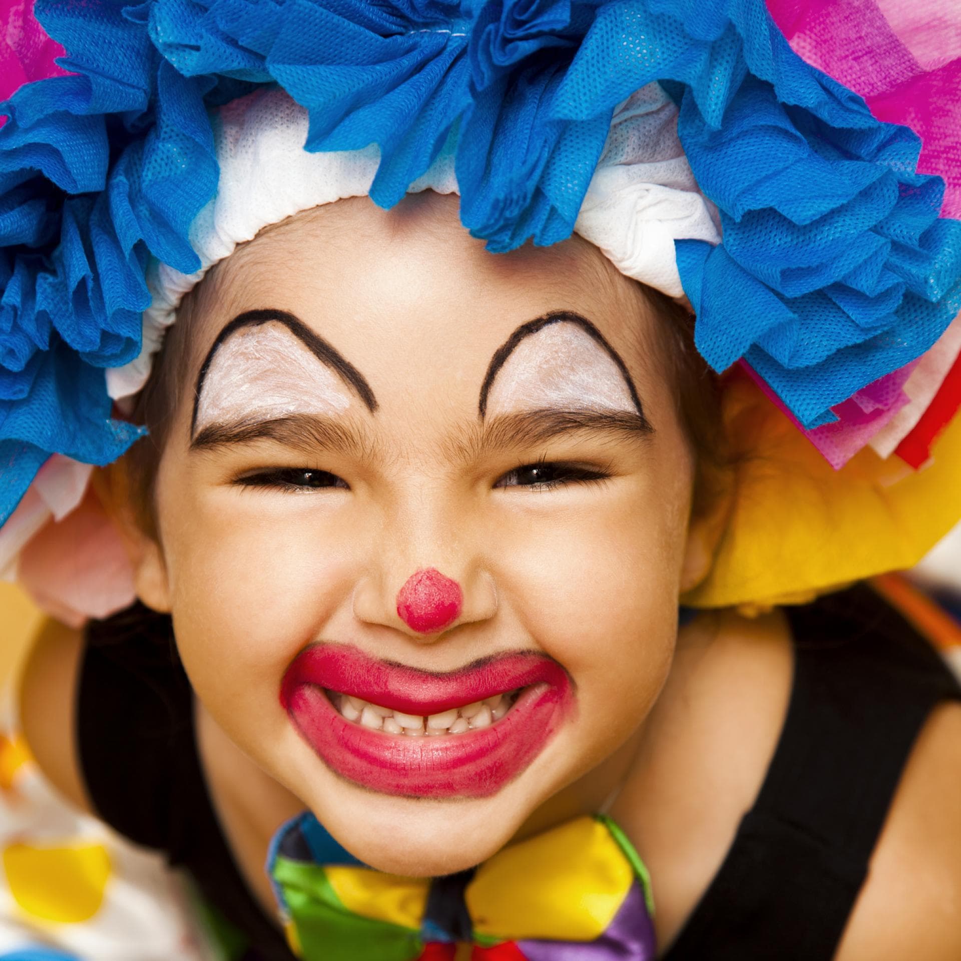 Ein als Clown geschminktes Kind.