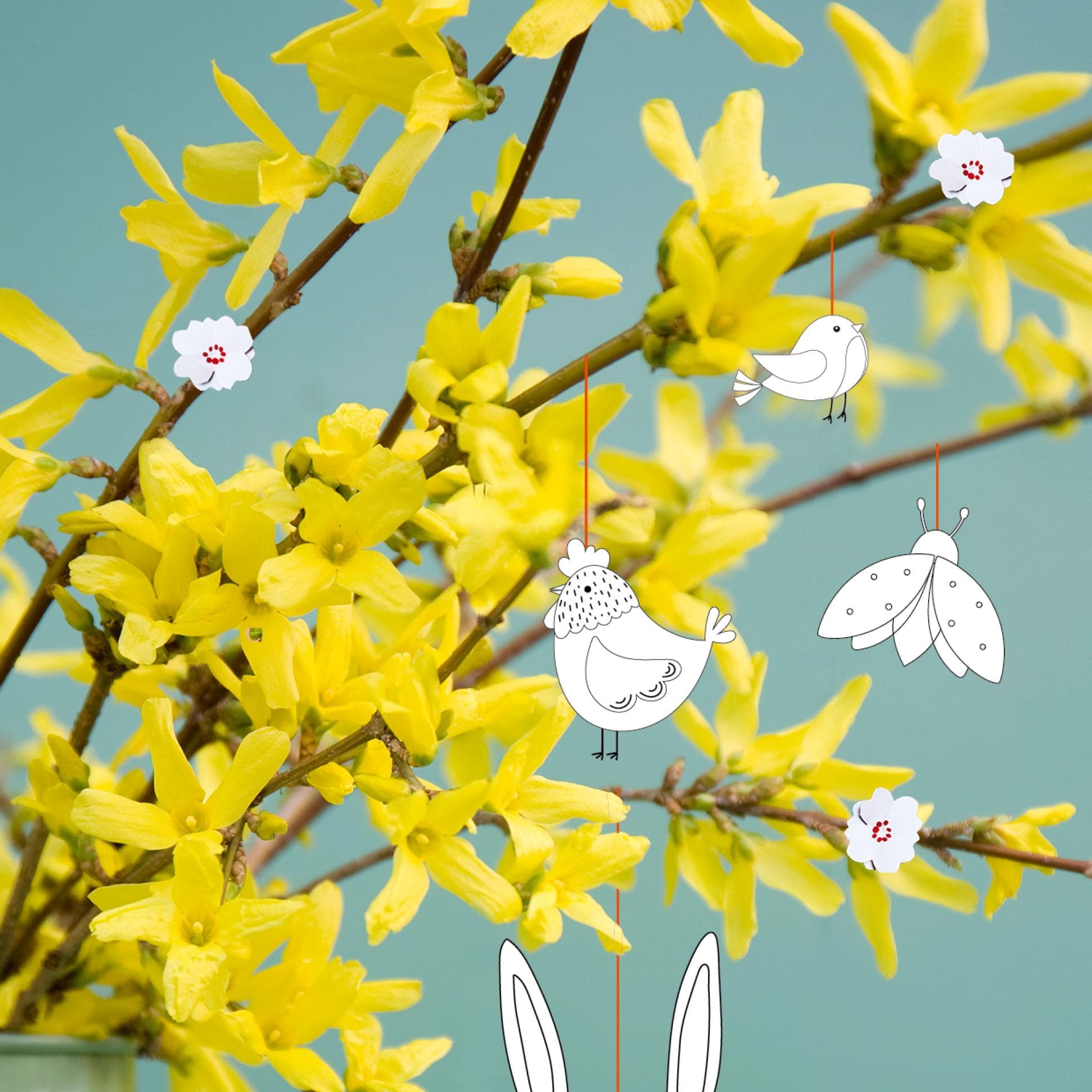 Ein Frühlingsstrauch mit Osteranhängern