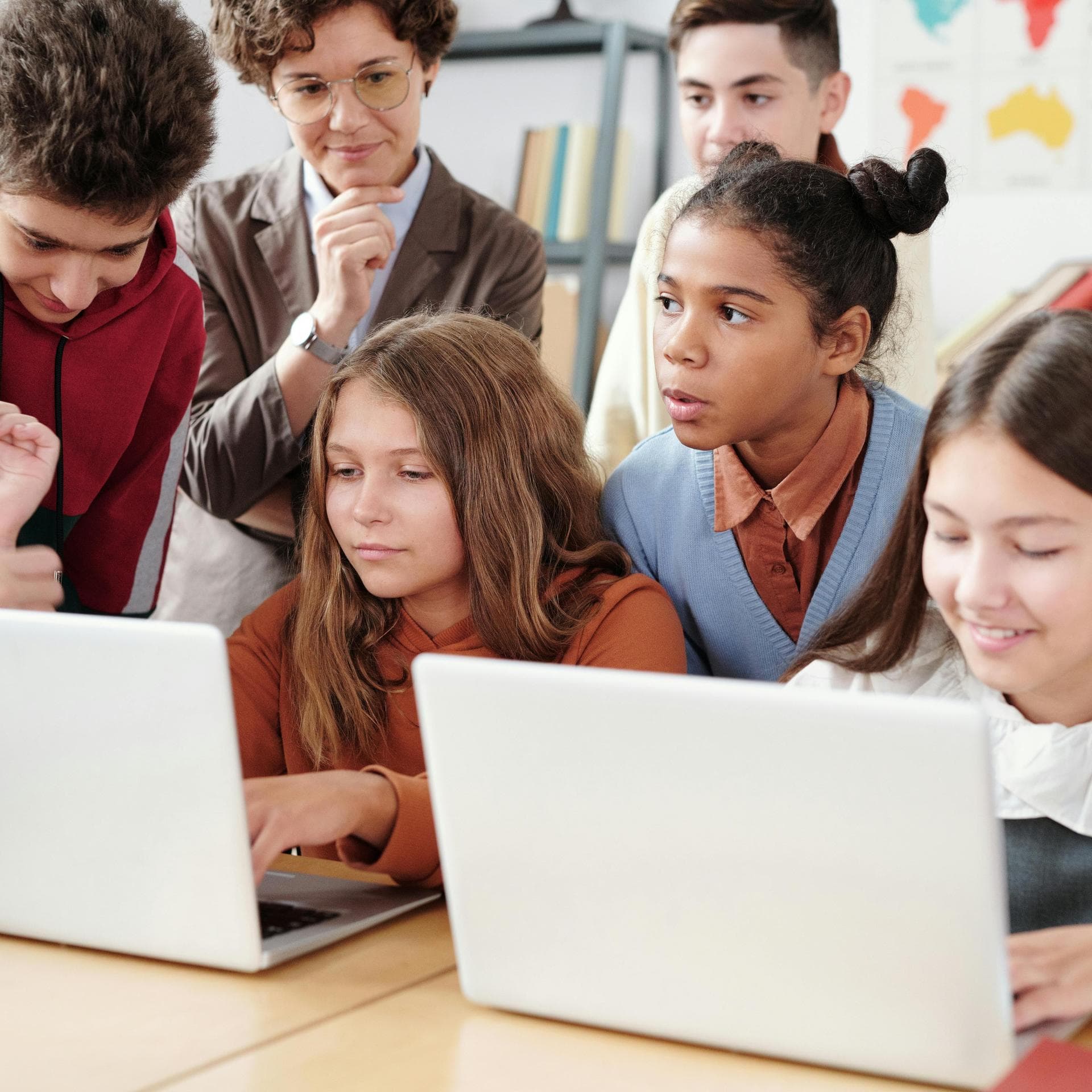 Generation Alpha: Jugendliche vor Laptops