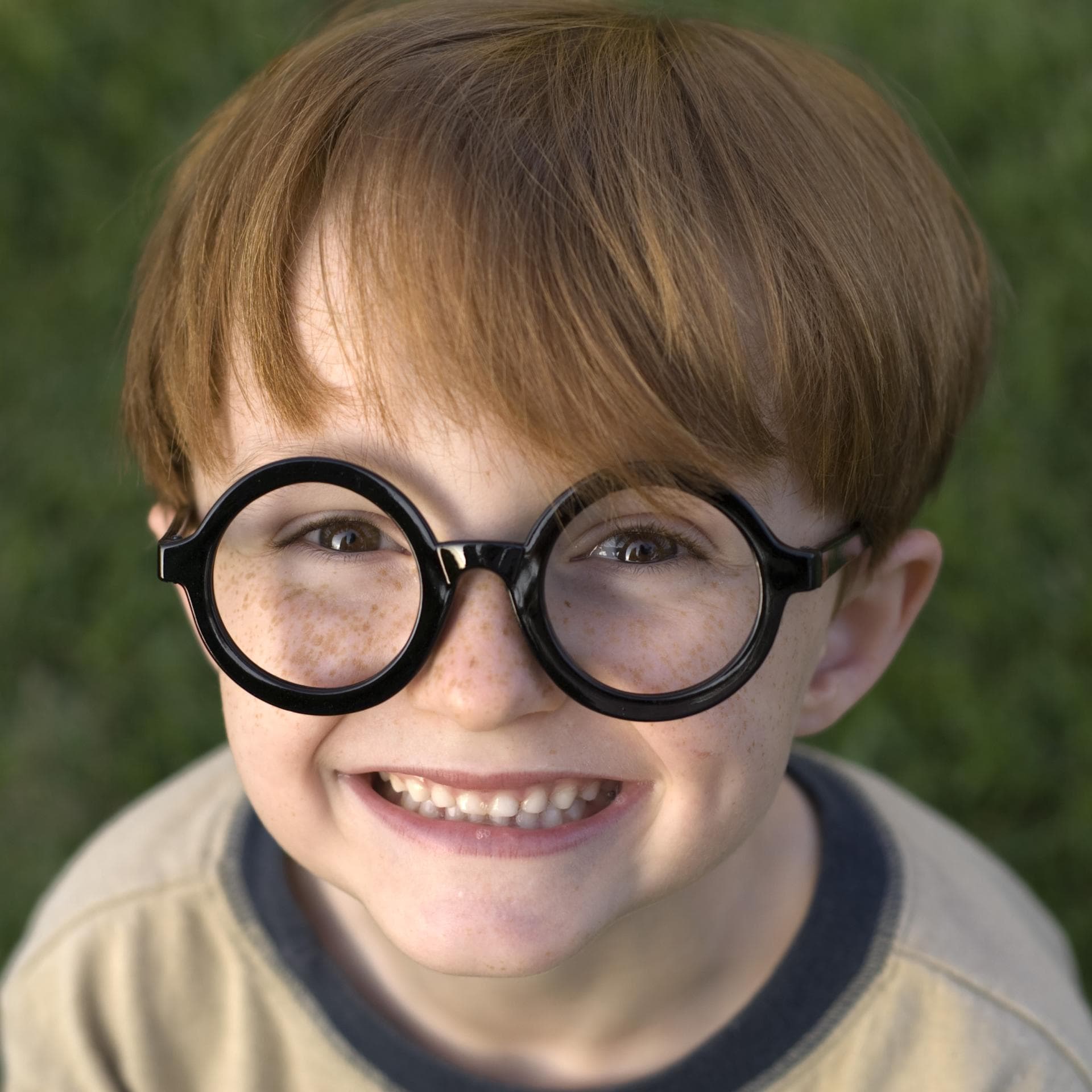 Ein Junge mit Harry-Potter-Brille
