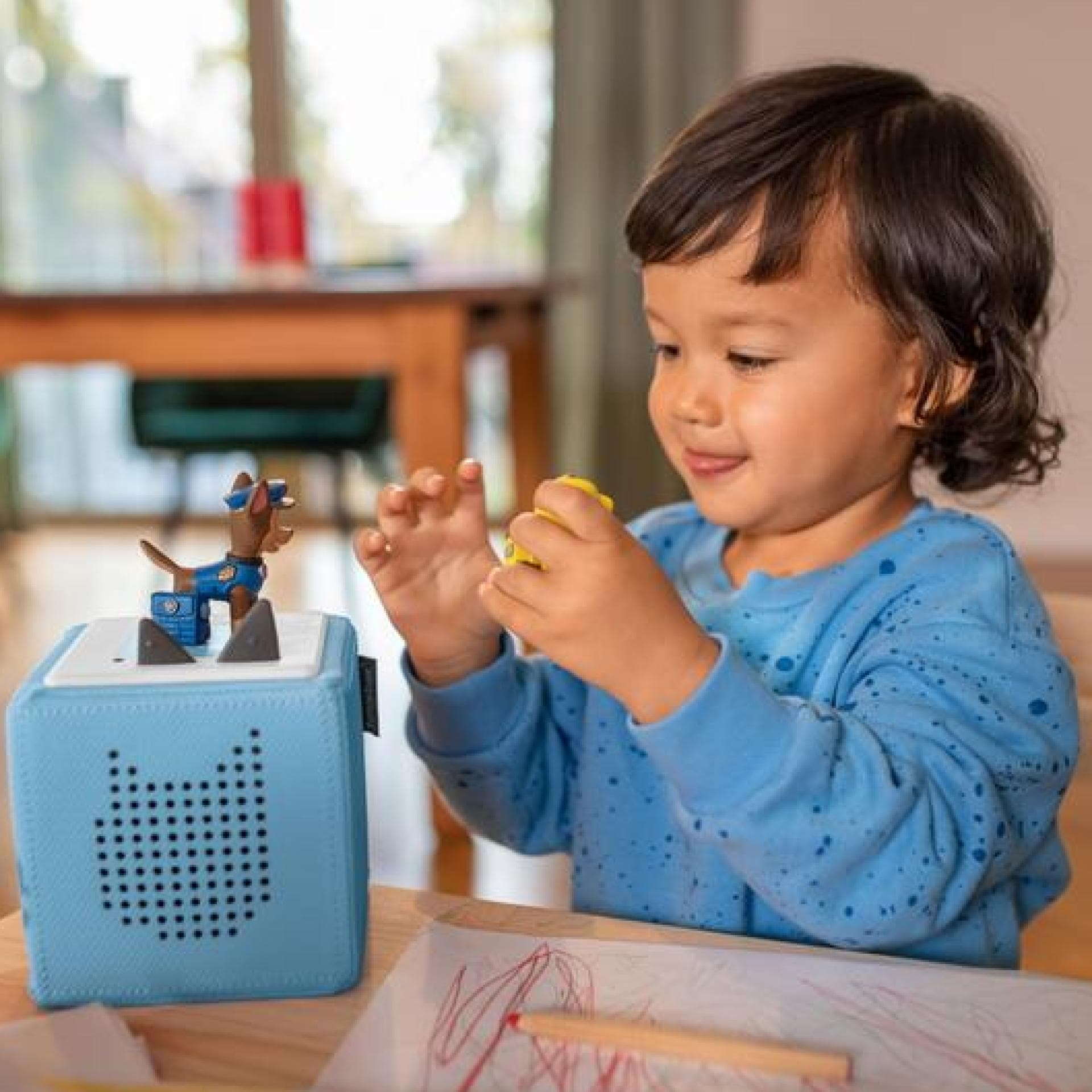 Kind spielt mit der Toniebox.