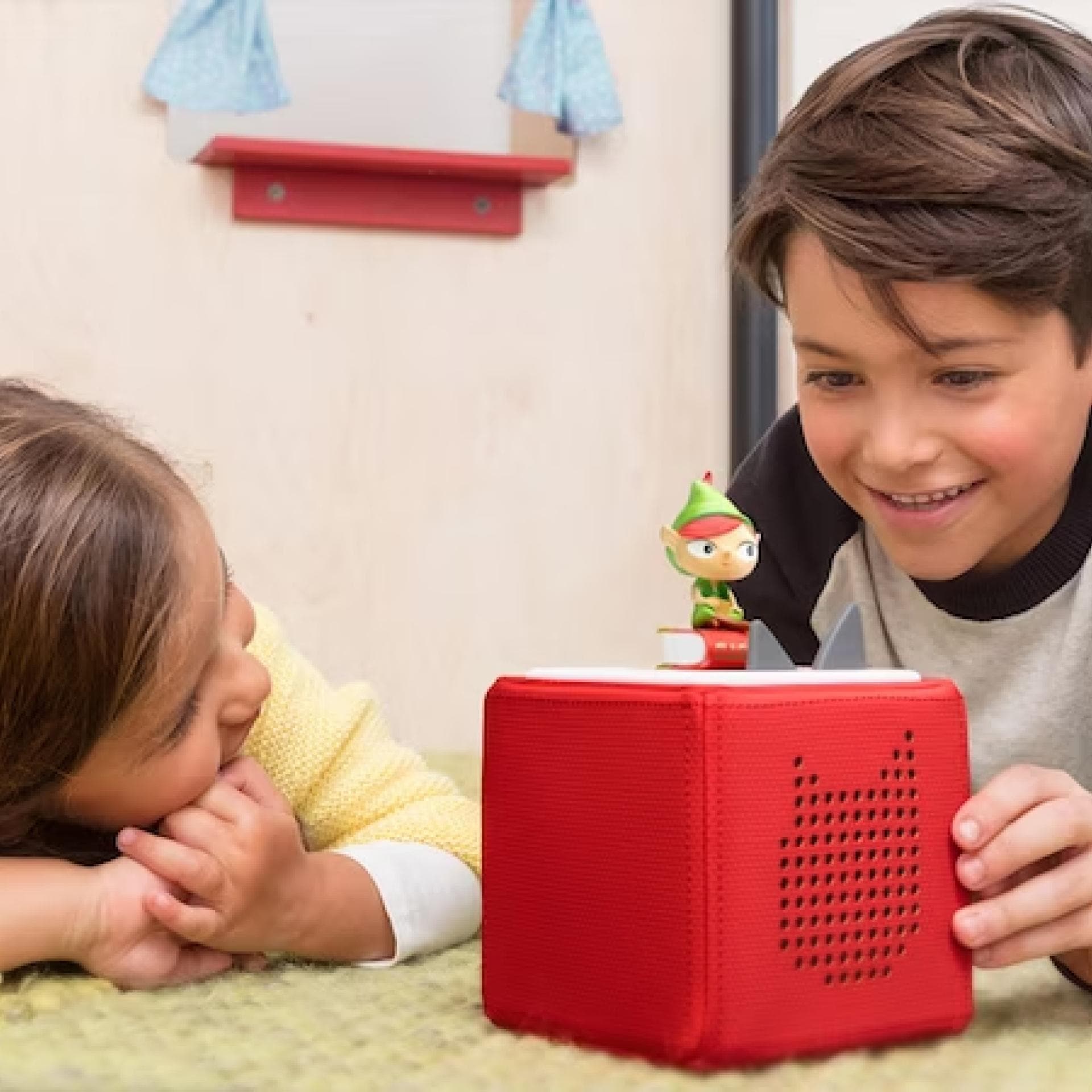 Zwei Kinder mit der Toniebox.