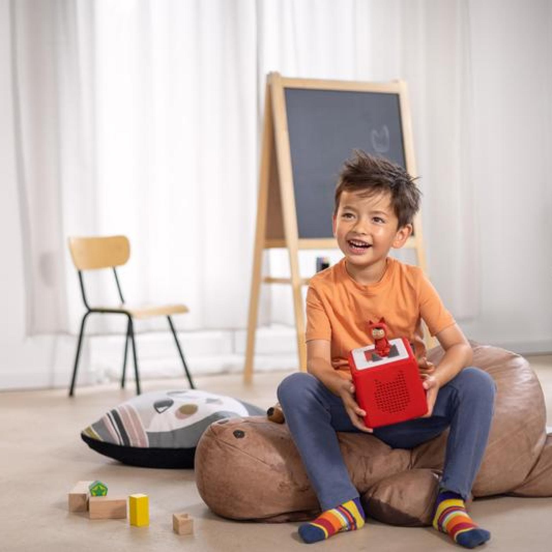 Kind spielt mit Toniebox.