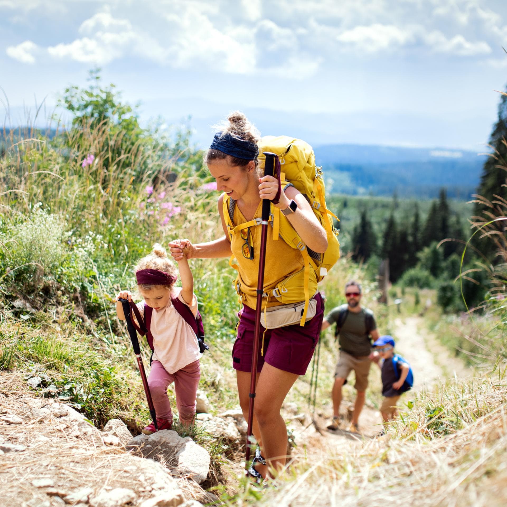 Familie wandert mit Kindern.